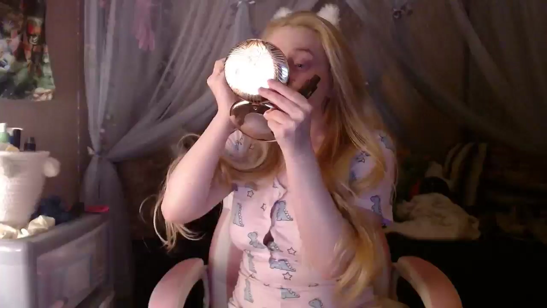 Gallery image thumbnail from EmilyAngel18's myfreecams stream on, 03/04/2025, 23:11 image 16 of 20