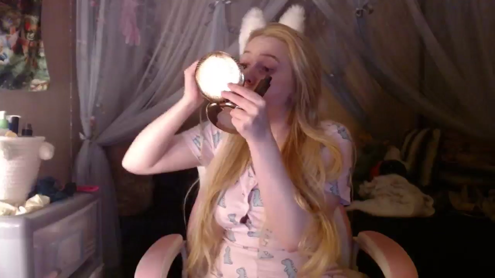 Gallery image thumbnail from EmilyAngel18's myfreecams stream on, 03/04/2025, 23:11 image 17 of 20