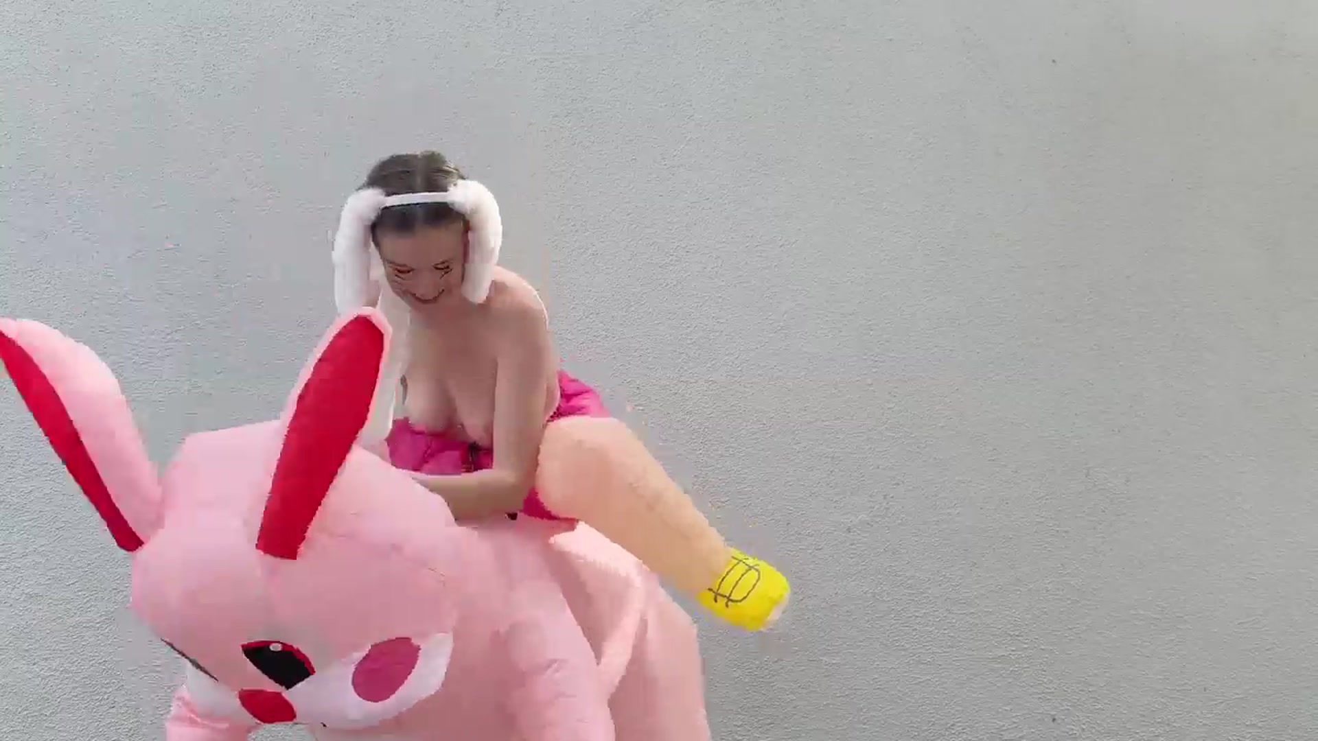 Gallery image thumbnail from EmilyBloom's myfreecams stream on, 04/06/2026, 24:04 image 19 of 20
