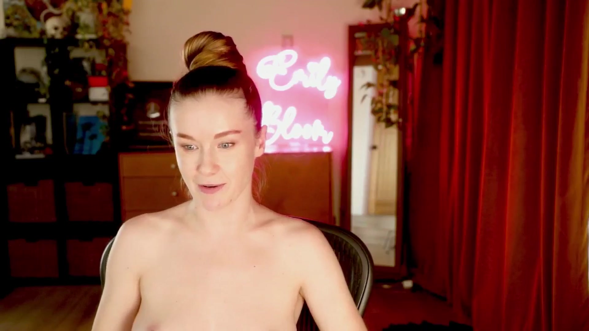 Gallery image thumbnail from EmilyBloom's myfreecams stream on, 04/15/2026, 23:25 image 17 of 20