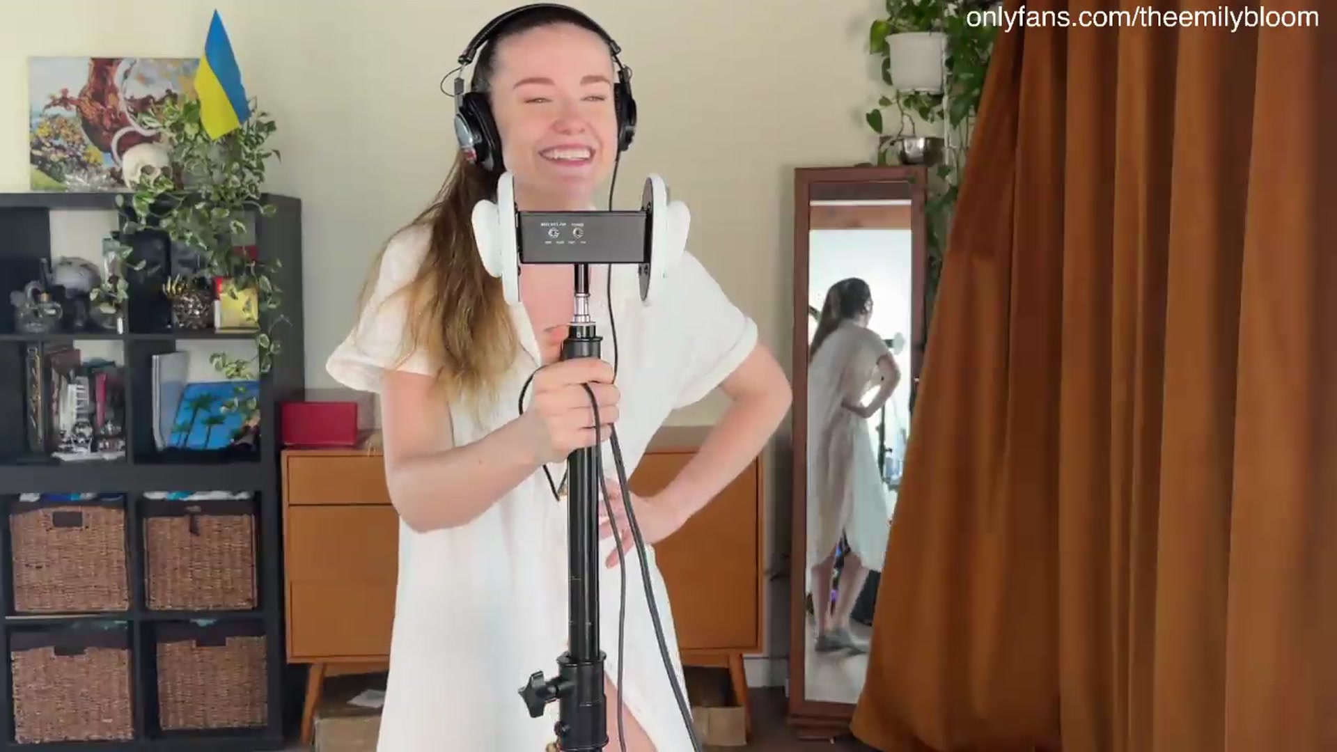 Gallery image thumbnail from EmilyBloom's myfreecams stream on, 07/20/2026, 24:02 image 5 of 20