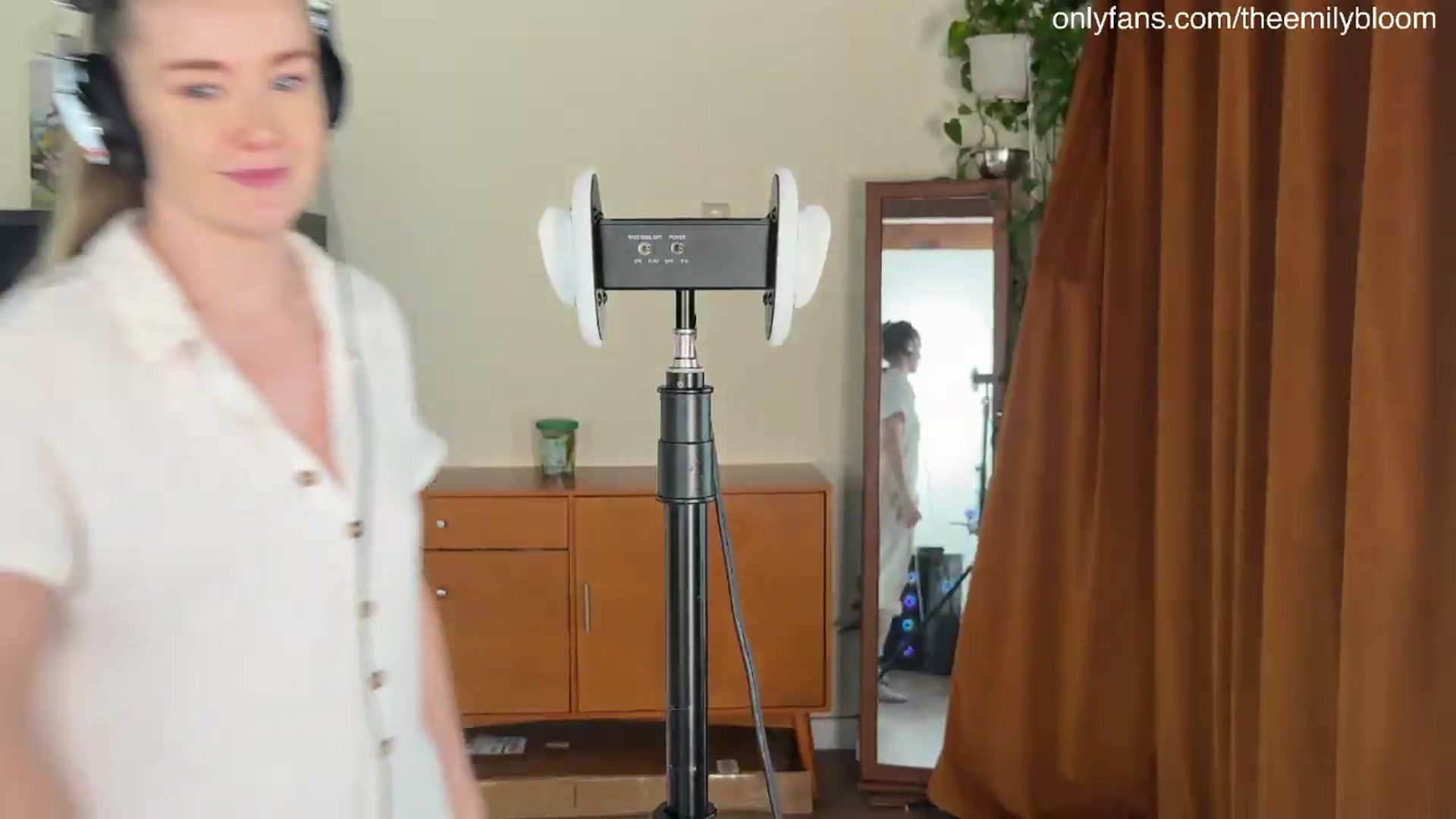 Gallery image thumbnail from EmilyBloom's myfreecams stream on, 07/20/2026, 24:02 image 8 of 20