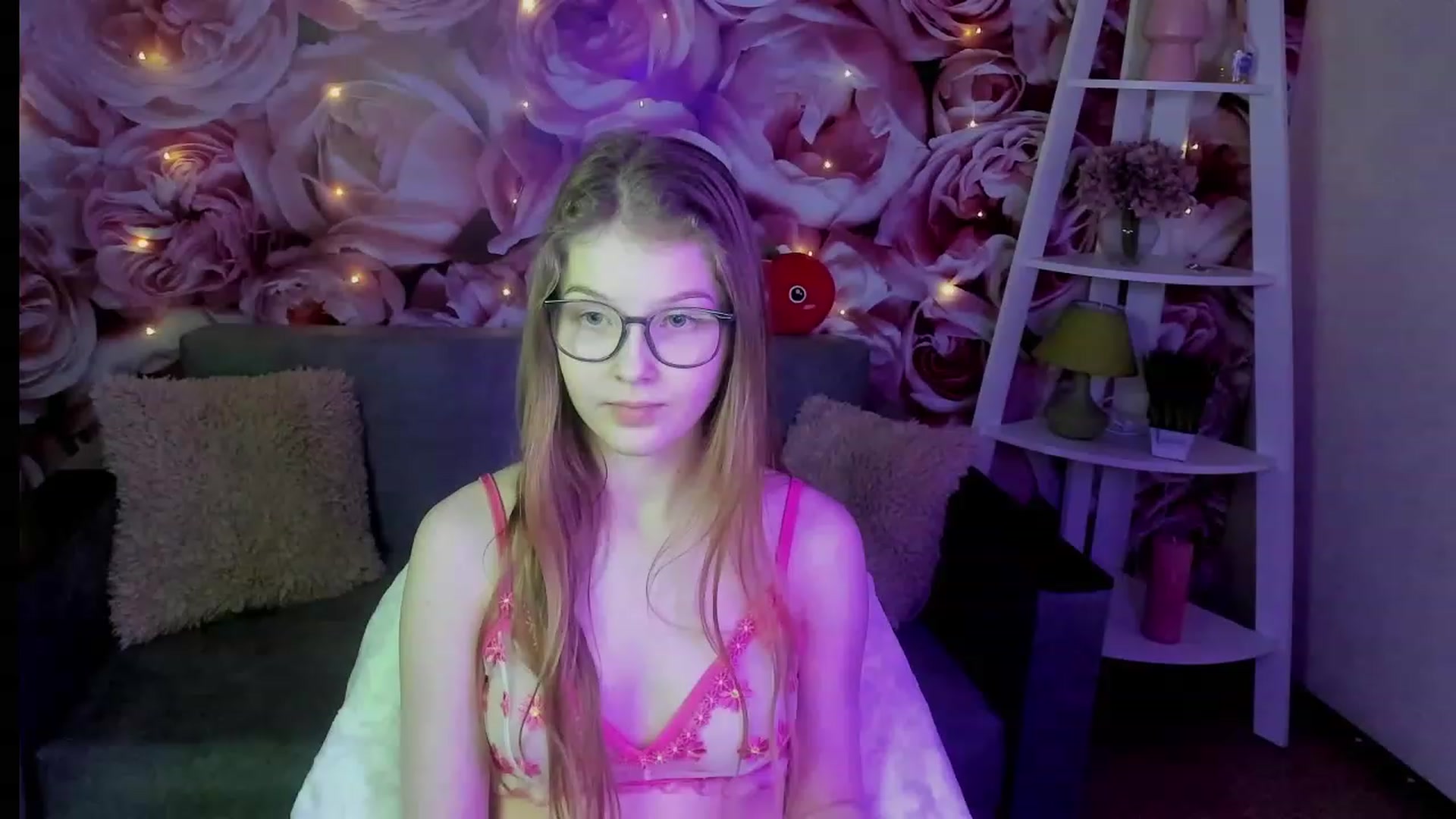 Gallery image thumbnail from EmilyEmber's myfreecams stream on, 09/18/2023, 22:14 image 4 of 20