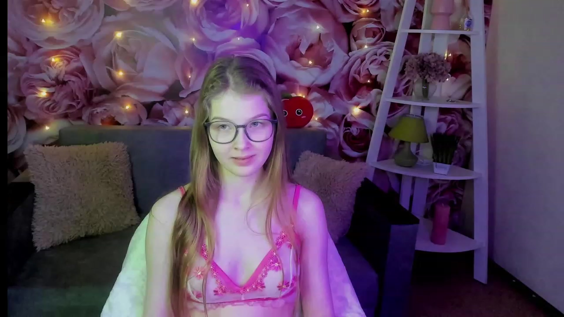Gallery image thumbnail from EmilyEmber's myfreecams stream on, 09/18/2023, 22:14 image 2 of 20