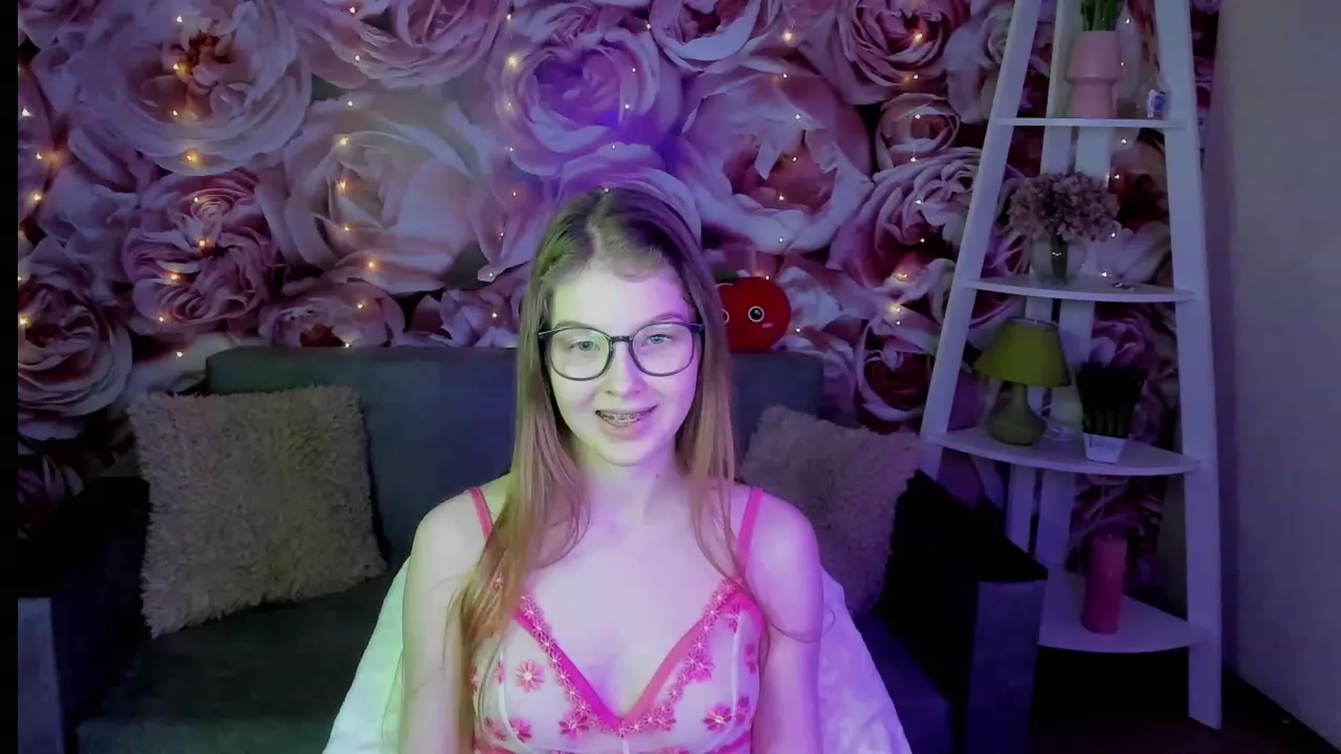 Gallery image thumbnail from EmilyEmber's myfreecams stream on, 09/18/2023, 23:21 image 14 of 20