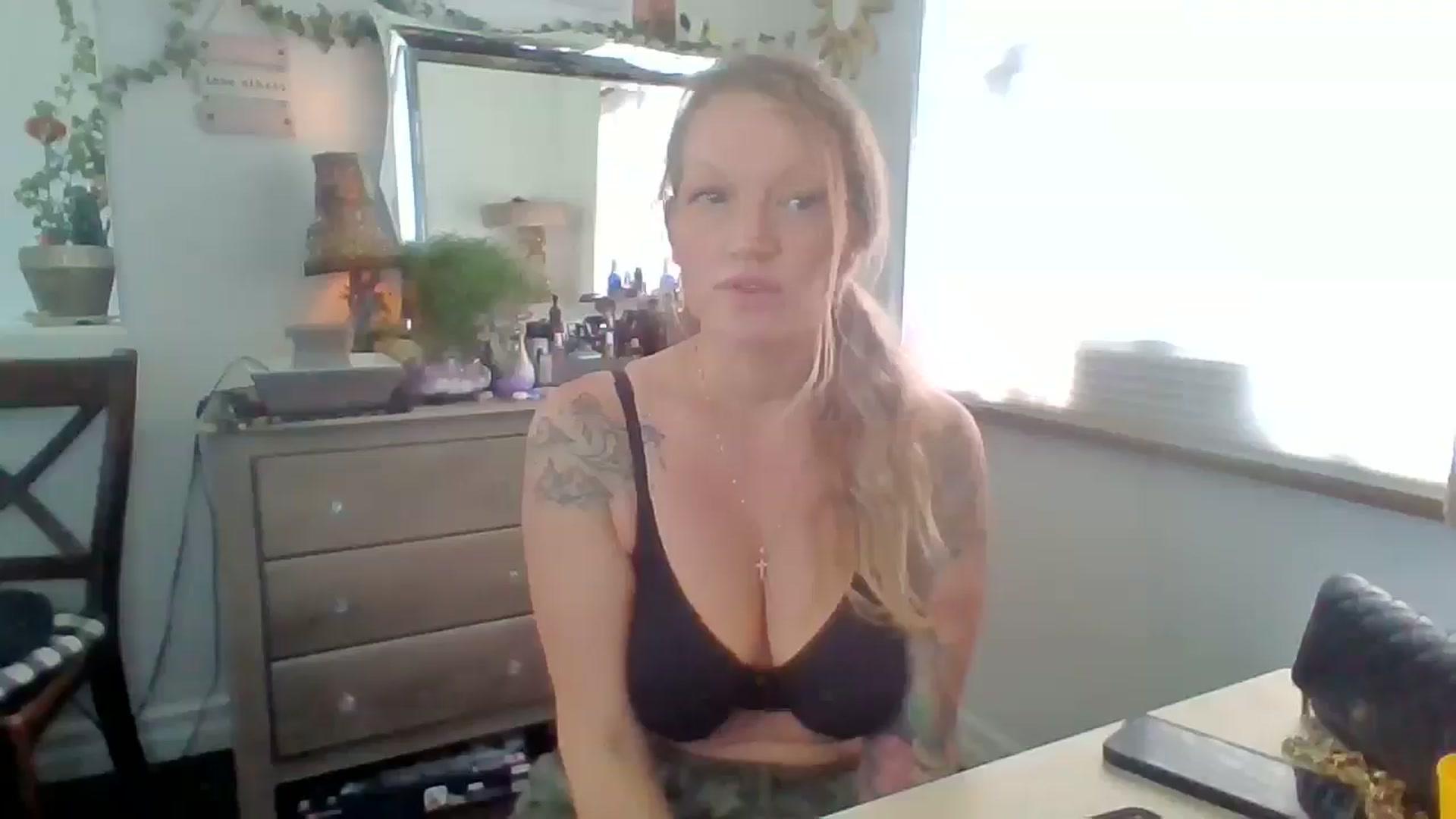 Gallery image thumbnail from EmilyEmbers's myfreecams stream on, 05/28/2025, 17:04 image 4 of 20