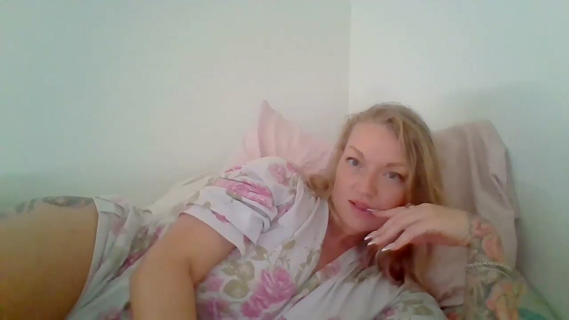 Gallery image thumbnail from EmilyEmbers's myfreecams stream on, 06/12/2025, 01:17 image 2 of 20