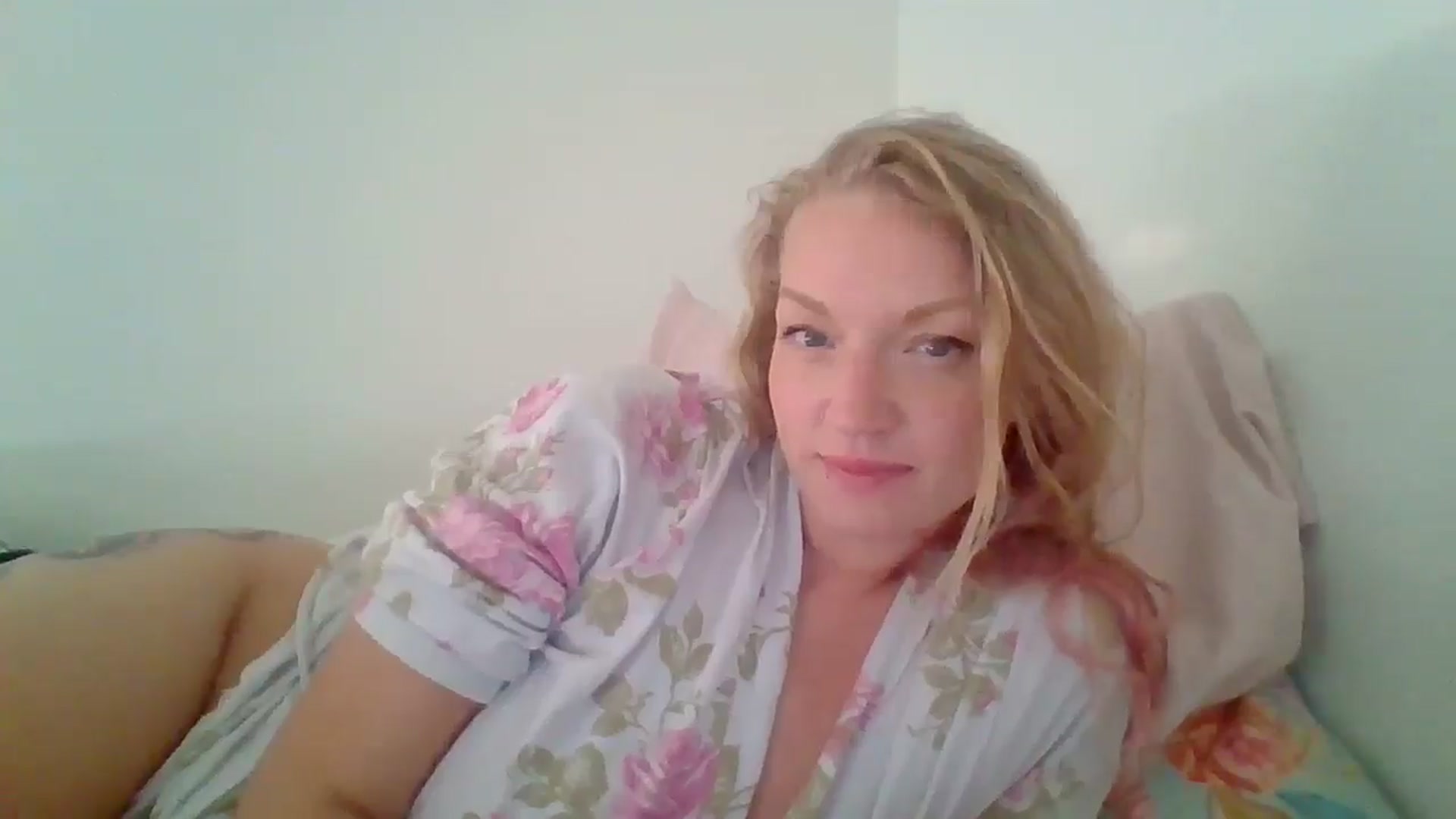 Gallery image thumbnail from EmilyEmbers's myfreecams stream on, 06/12/2025, 01:17 image 14 of 20