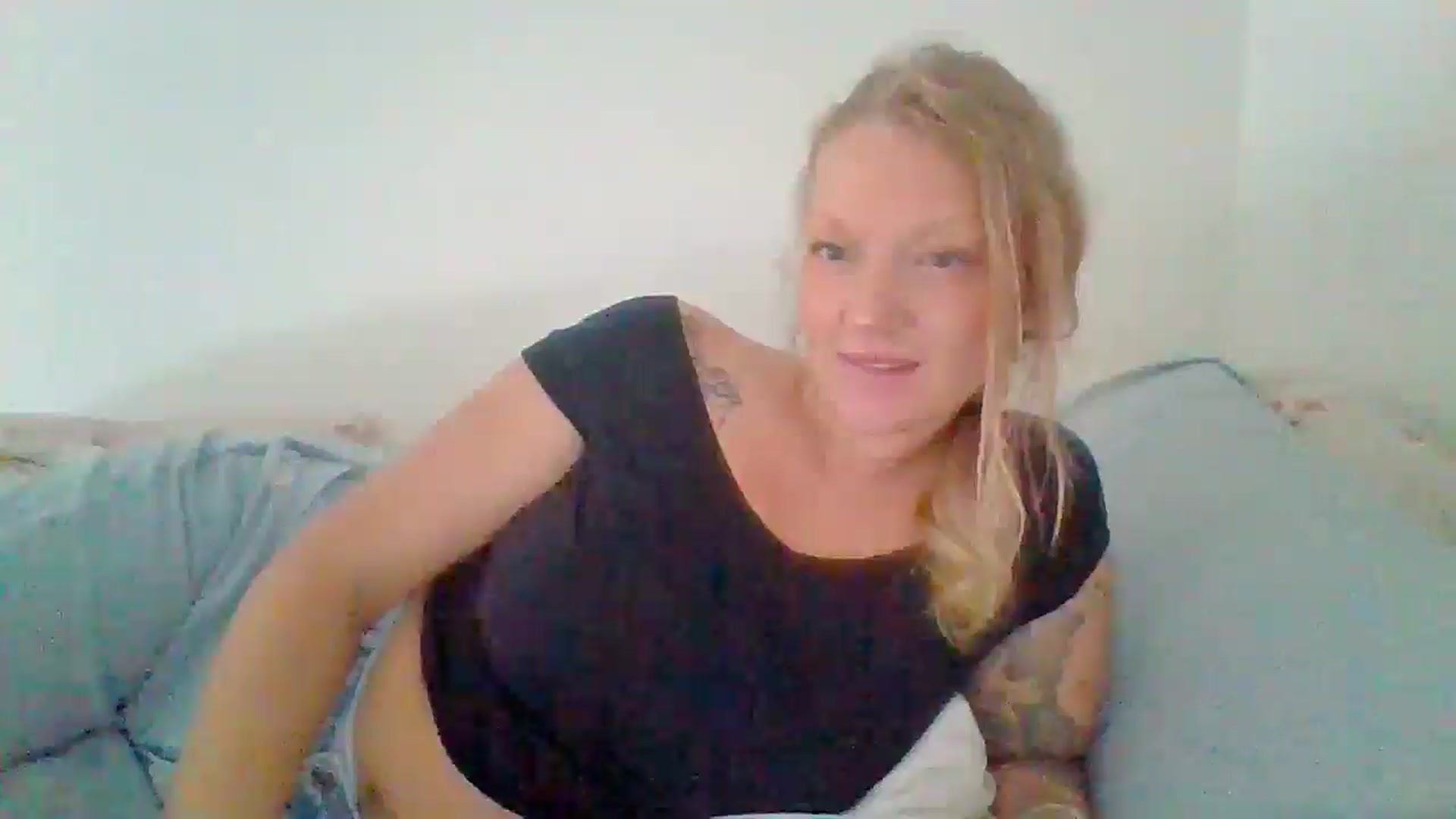 Gallery image thumbnail from EmilyEmbers's myfreecams stream on, 06/23/2025, 16:07 image 13 of 20