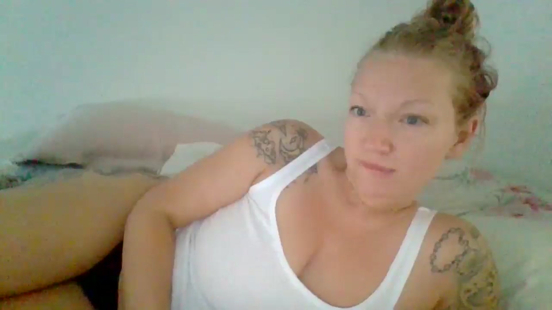 Gallery image thumbnail from EmilyEmbers's myfreecams stream on, 06/26/2025, 14:40 image 2 of 20