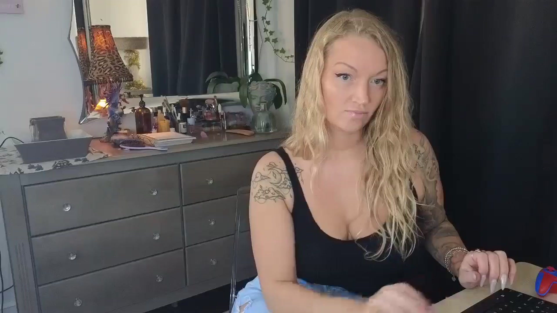 Gallery image thumbnail from EmilyEmbers's myfreecams stream on, 10/09/2025, 16:33 image 6 of 20