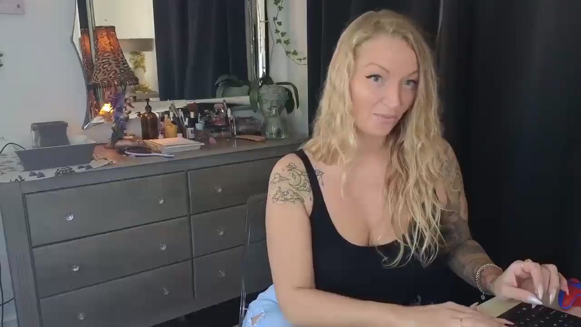 Gallery image thumbnail from EmilyEmbers's myfreecams stream on, 10/09/2025, 16:33 image 8 of 20