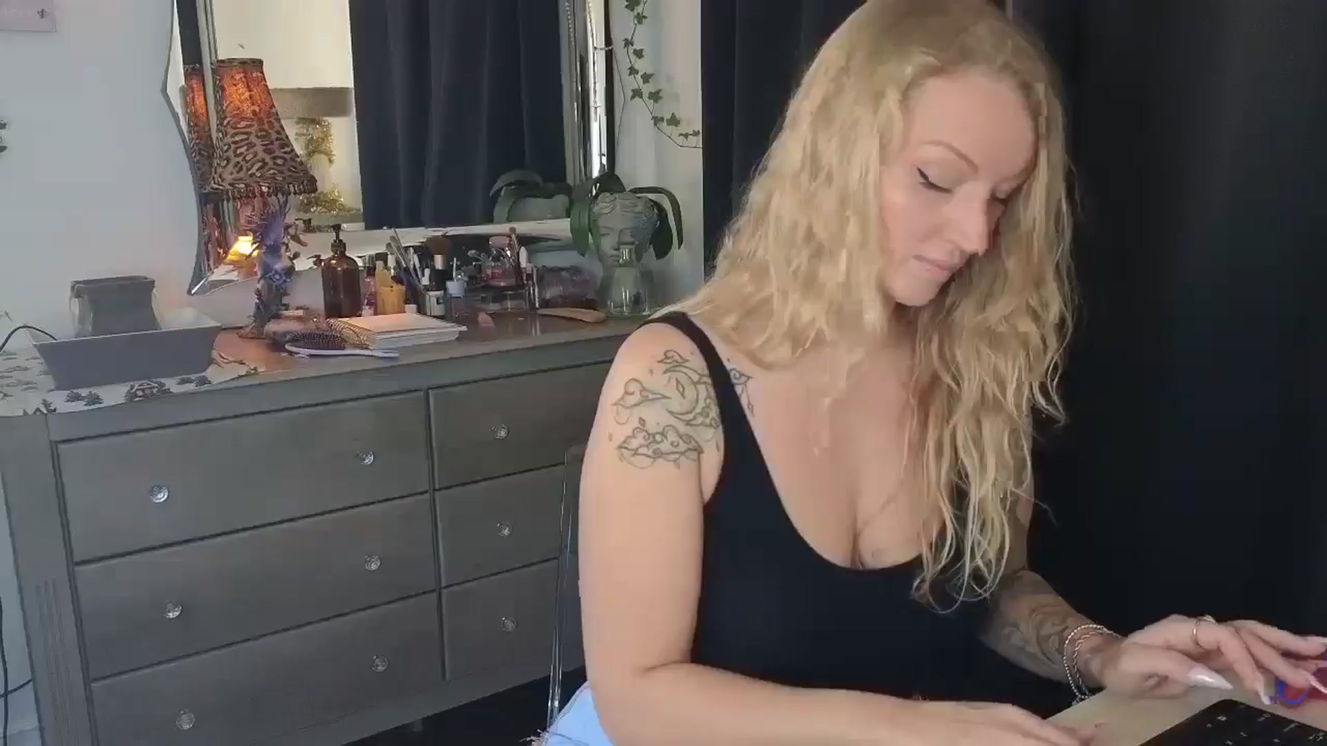 Gallery image thumbnail from EmilyEmbers's myfreecams stream on, 10/09/2025, 16:33 image 15 of 20