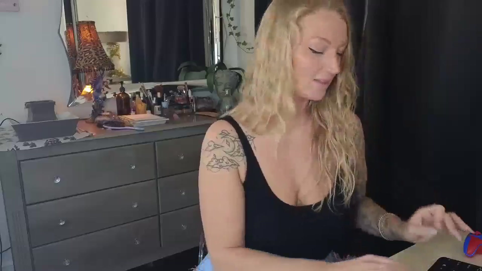 Gallery image thumbnail from EmilyEmbers's myfreecams stream on, 10/09/2025, 16:33 image 17 of 20
