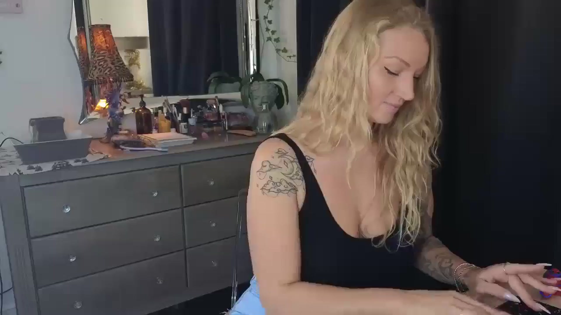 Gallery image thumbnail from EmilyEmbers's myfreecams stream on, 10/09/2025, 16:33 image 14 of 20