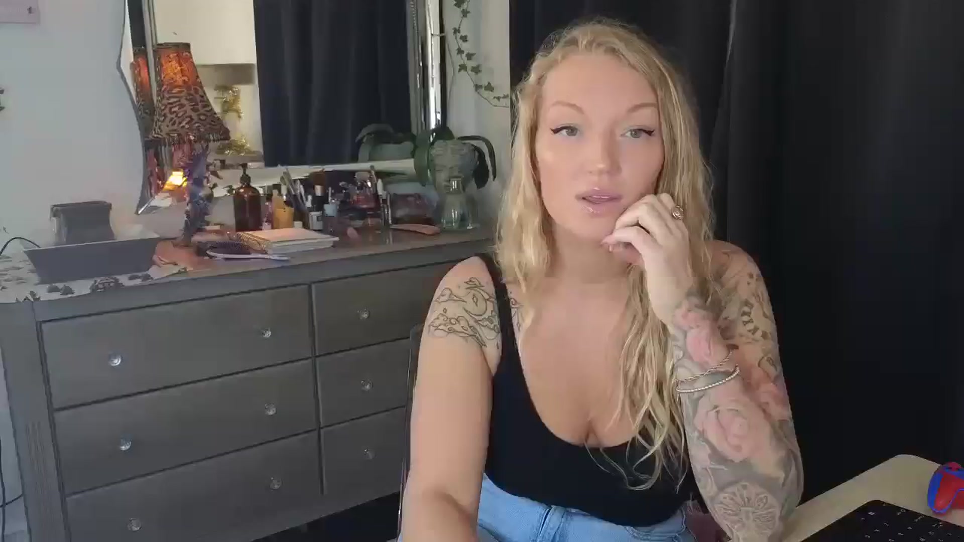Gallery image thumbnail from EmilyEmbers's myfreecams stream on, 10/09/2025, 16:33 image 1 of 20