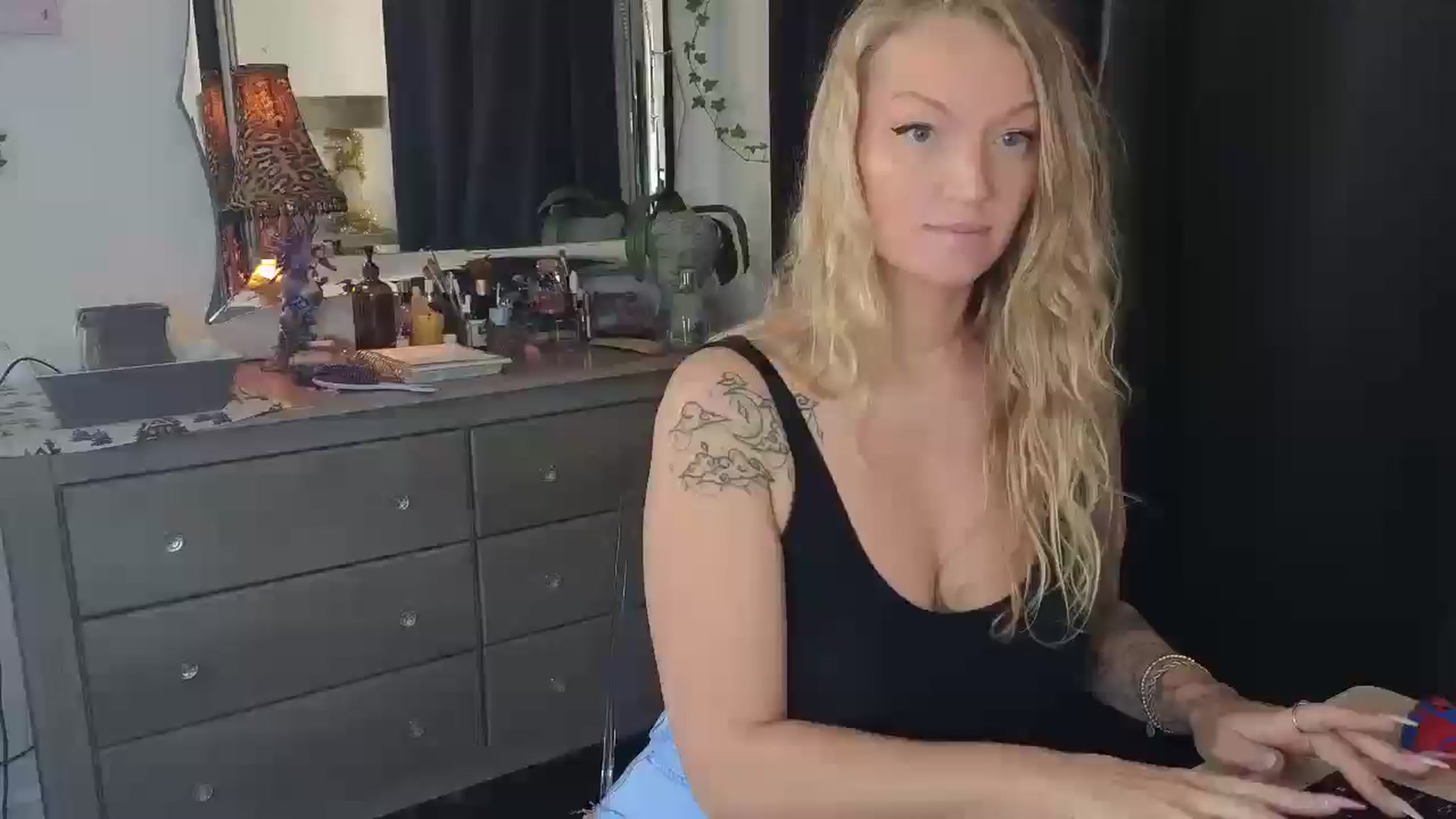 Gallery image thumbnail from EmilyEmbers's myfreecams stream on, 10/09/2025, 16:33 image 16 of 20