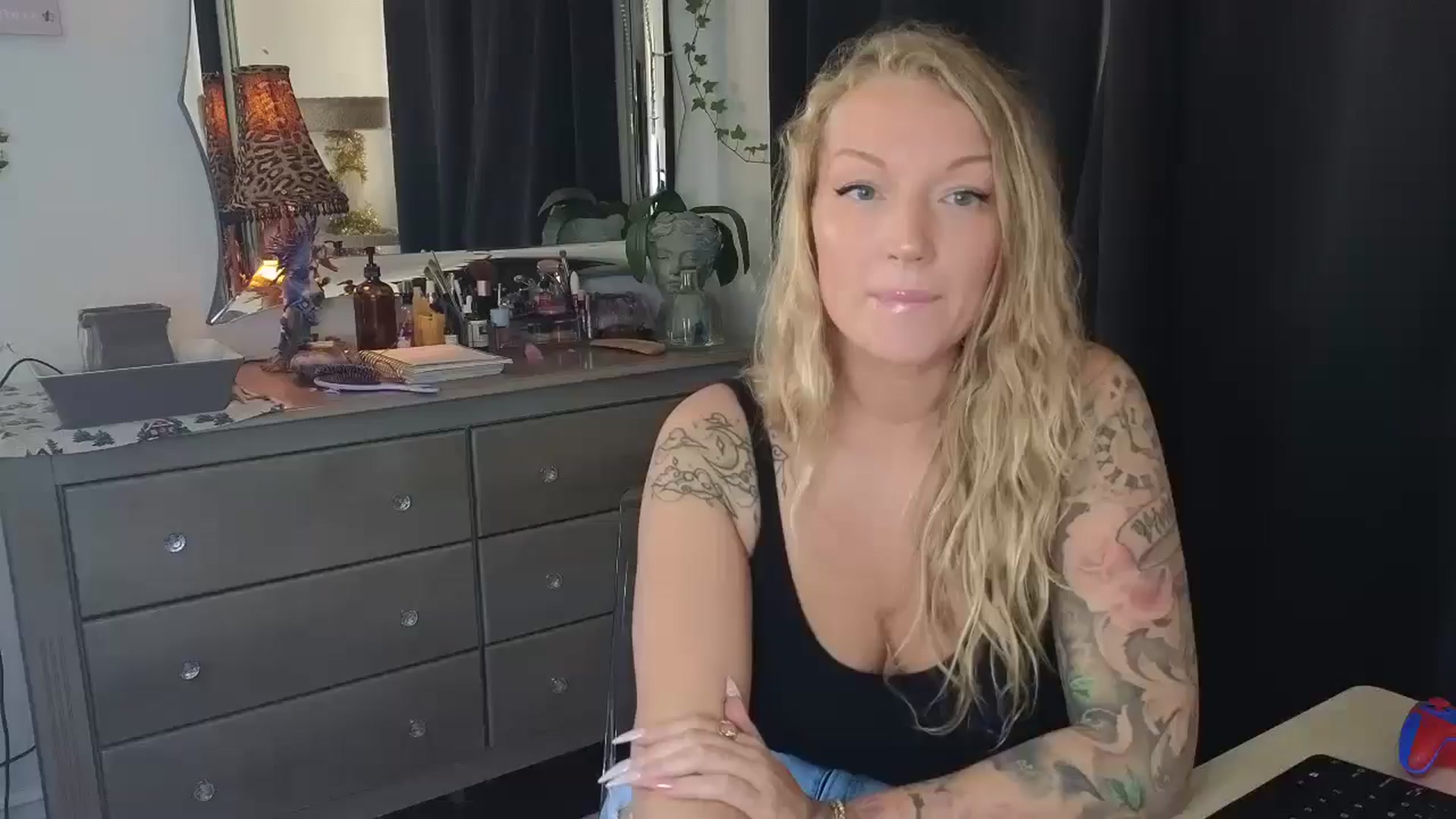 Gallery image thumbnail from EmilyEmbers's myfreecams stream on, 10/09/2025, 16:33 image 4 of 20