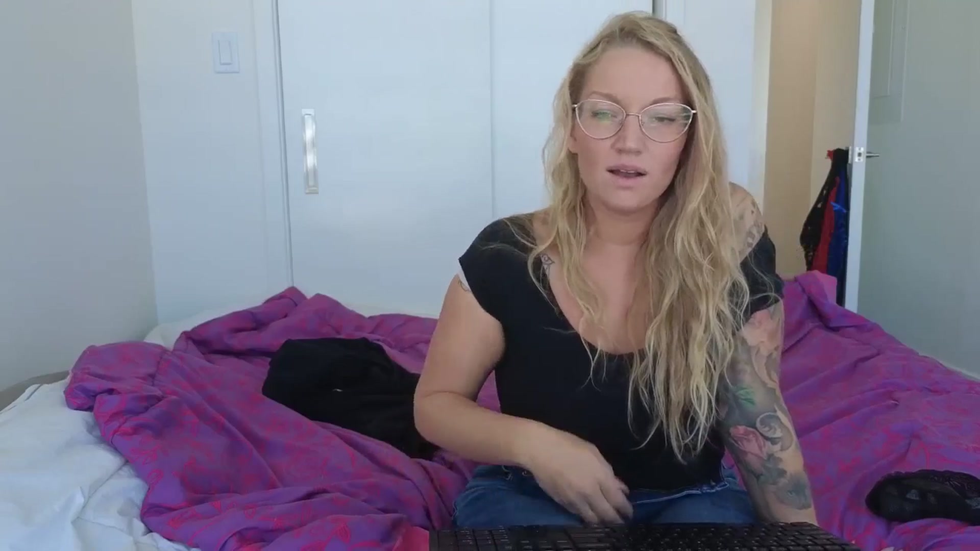 Gallery image thumbnail from EmilyEmbers's myfreecams stream on, 10/13/2025, 22:03 image 13 of 20