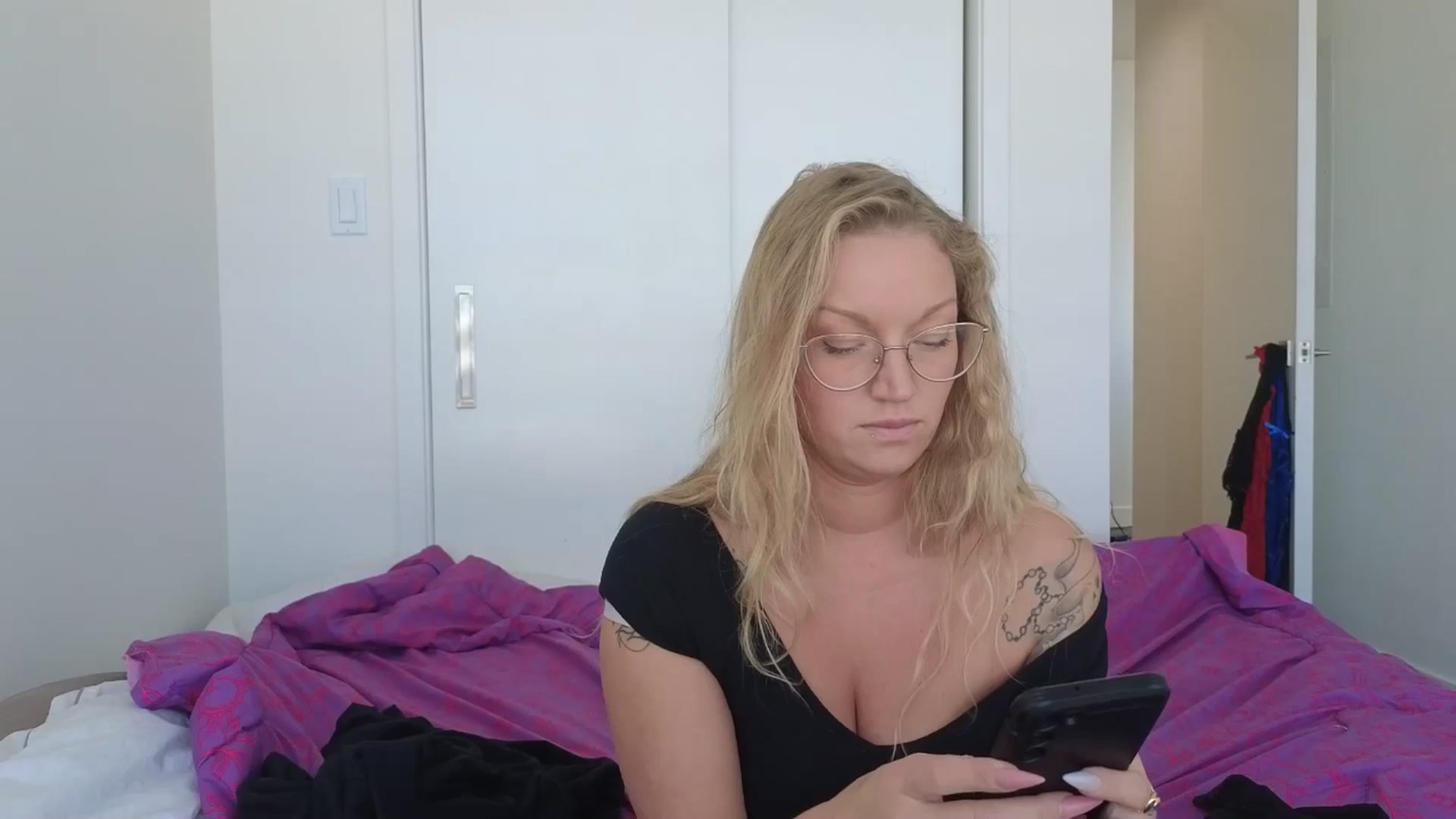 Gallery image thumbnail from EmilyEmbers's myfreecams stream on, 10/13/2025, 22:03 image 4 of 20