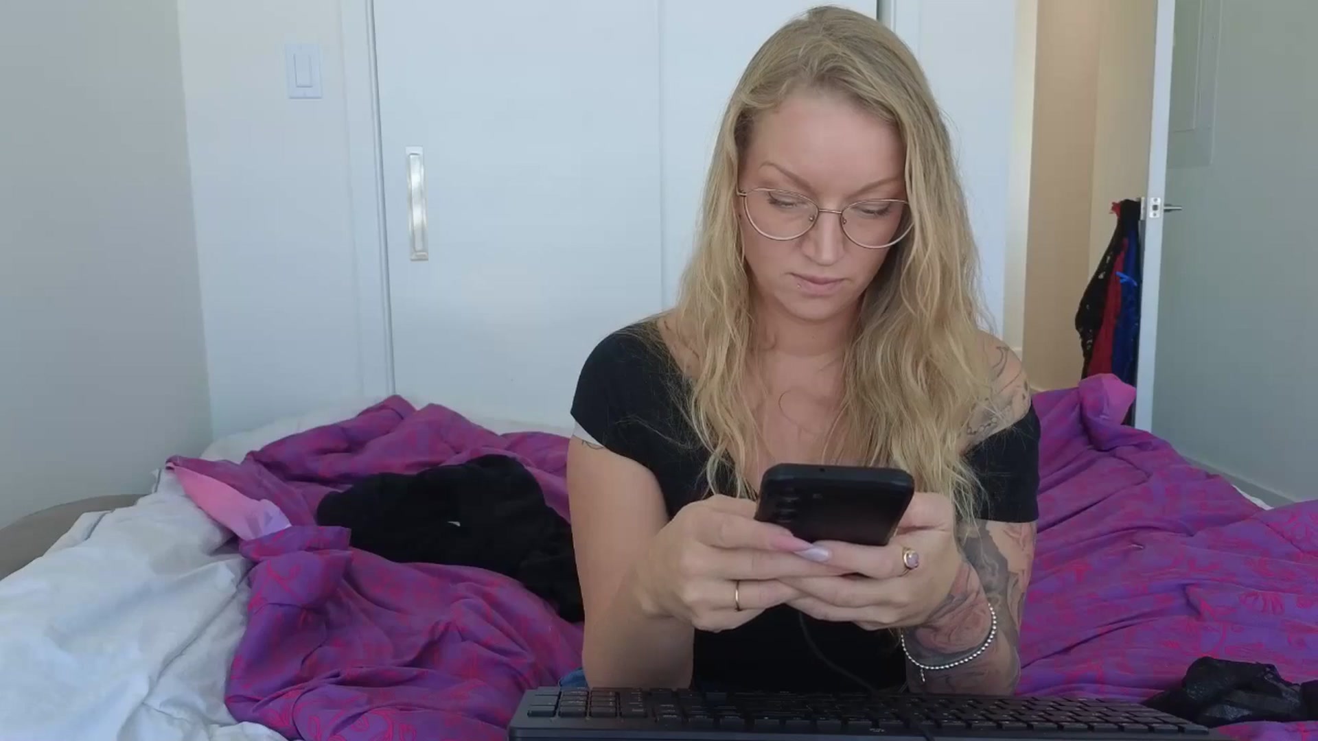 Gallery image thumbnail from EmilyEmbers's myfreecams stream on, 10/13/2025, 22:03 image 17 of 20