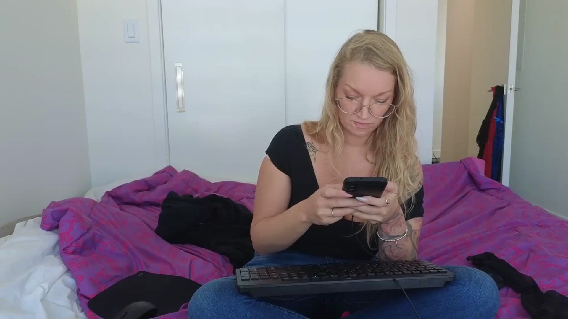 Gallery image thumbnail from EmilyEmbers's myfreecams stream on, 10/13/2025, 22:03 image 9 of 20