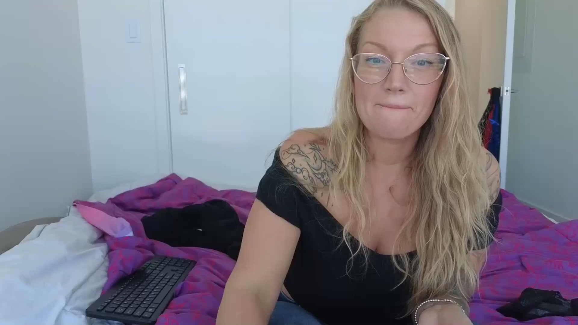 Gallery image thumbnail from EmilyEmbers's myfreecams stream on, 10/13/2025, 22:03 image 16 of 20