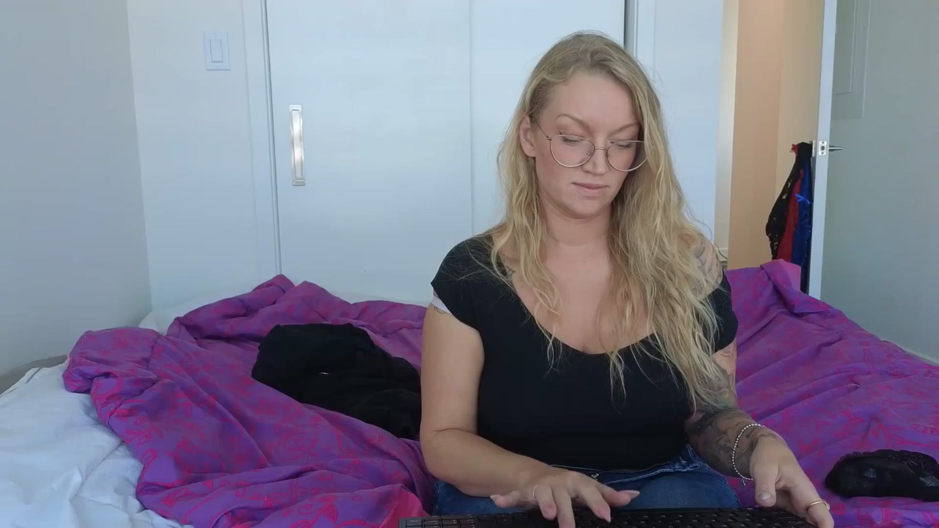Gallery image thumbnail from EmilyEmbers's myfreecams stream on, 10/13/2025, 22:03 image 14 of 20