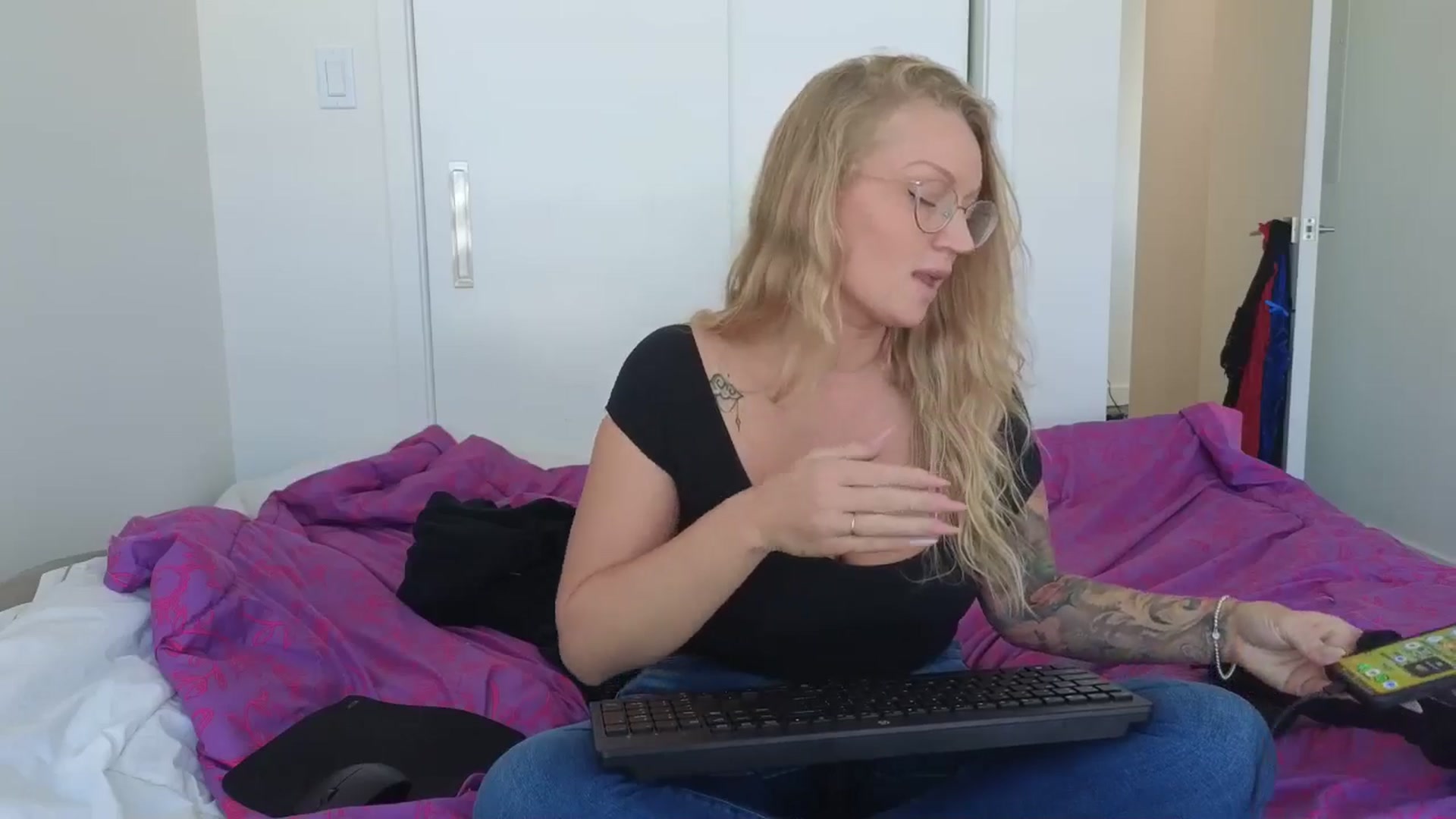Gallery image thumbnail from EmilyEmbers's myfreecams stream on, 10/13/2025, 22:03 image 8 of 20