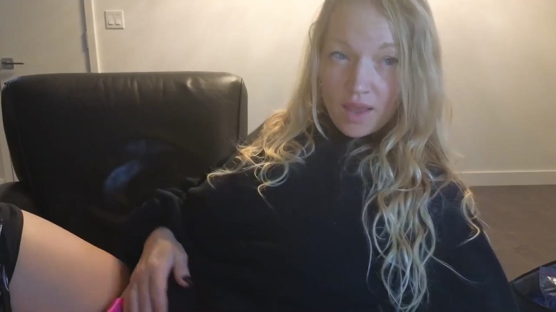 Gallery image thumbnail from EmilyEmbers's myfreecams stream on, 10/26/2025, 06:40 image 9 of 20
