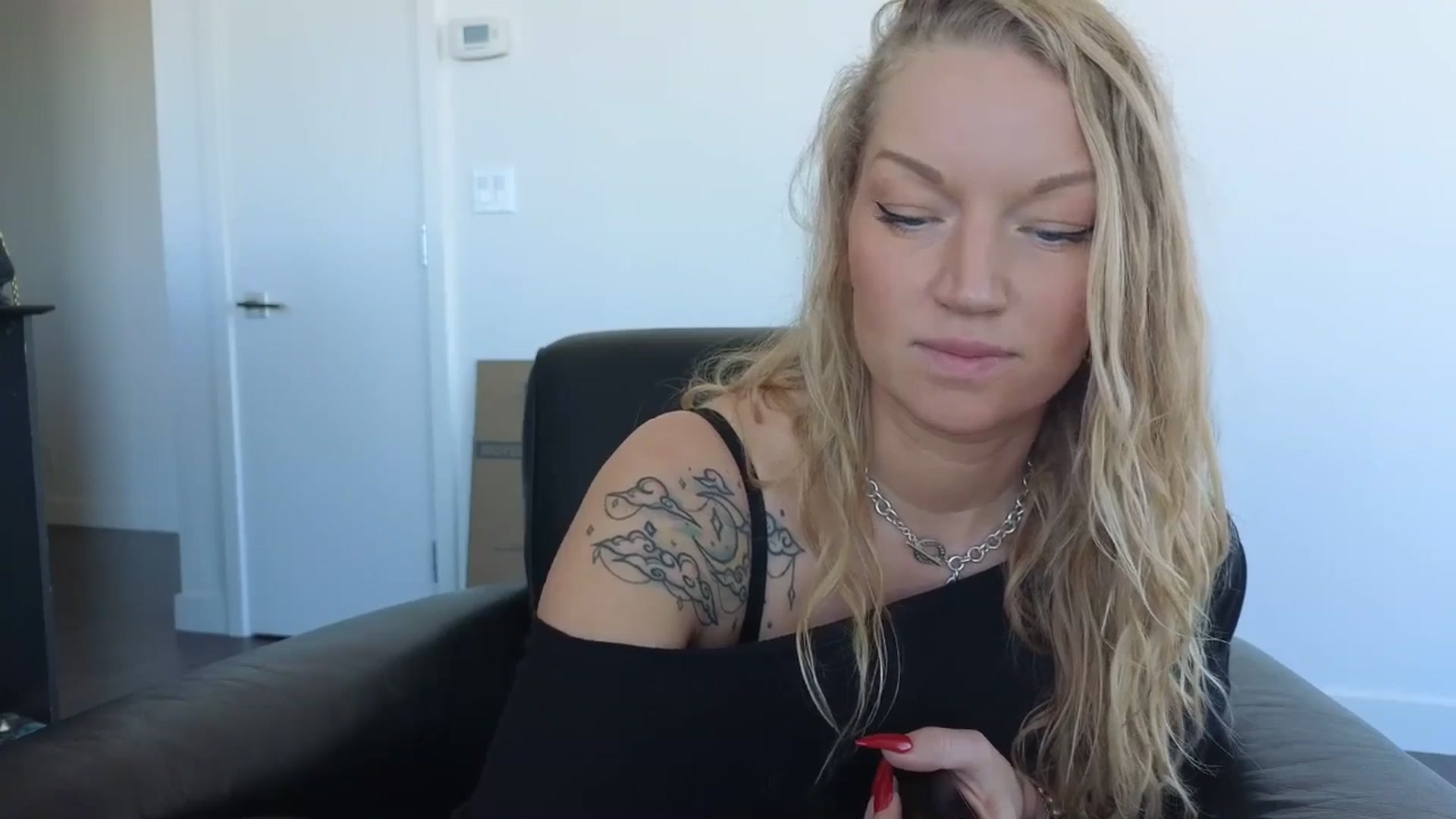 Gallery image thumbnail from EmilyEmbers's myfreecams stream on, 11/14/2025, 19:27 image 4 of 20