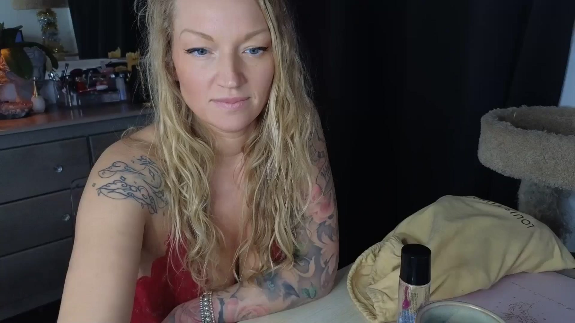 Gallery image thumbnail from EmilyEmbers's myfreecams stream on, 11/17/2025, 21:01 image 12 of 20