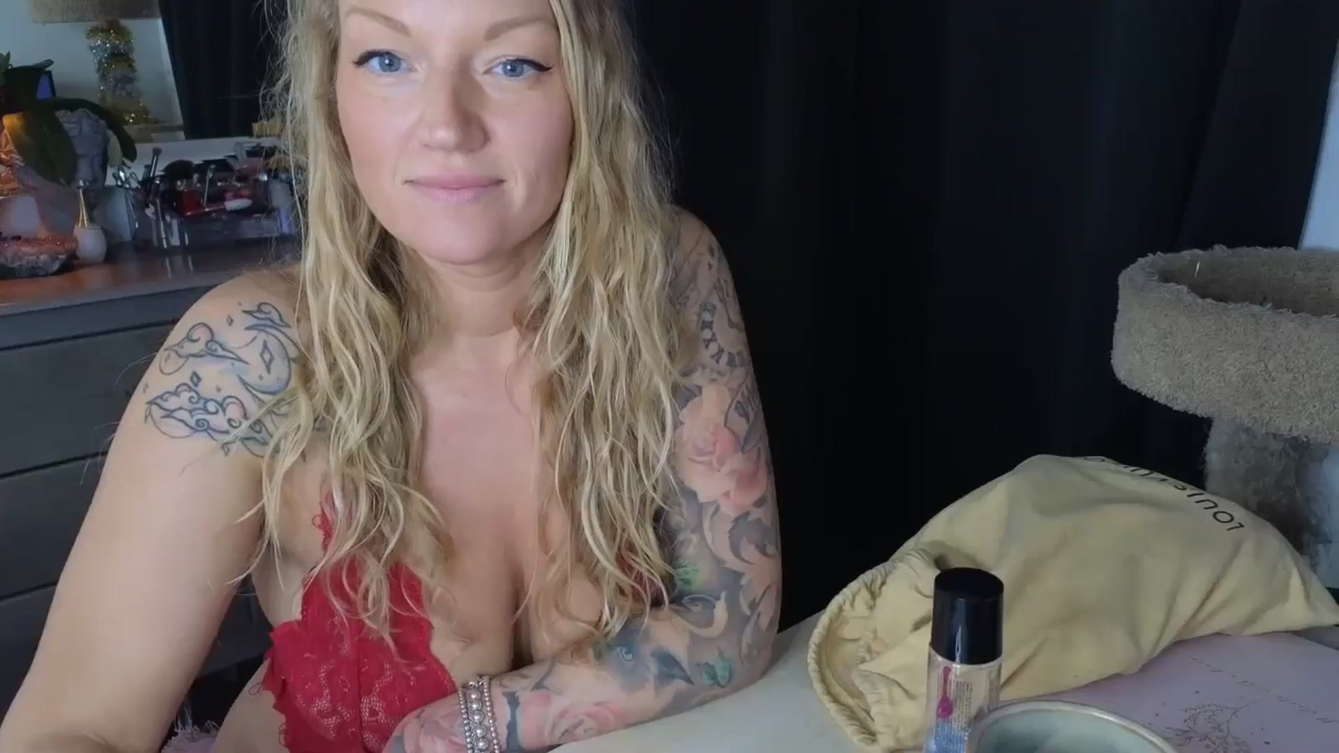 Gallery image thumbnail from EmilyEmbers's myfreecams stream on, 11/17/2025, 21:01 image 11 of 20