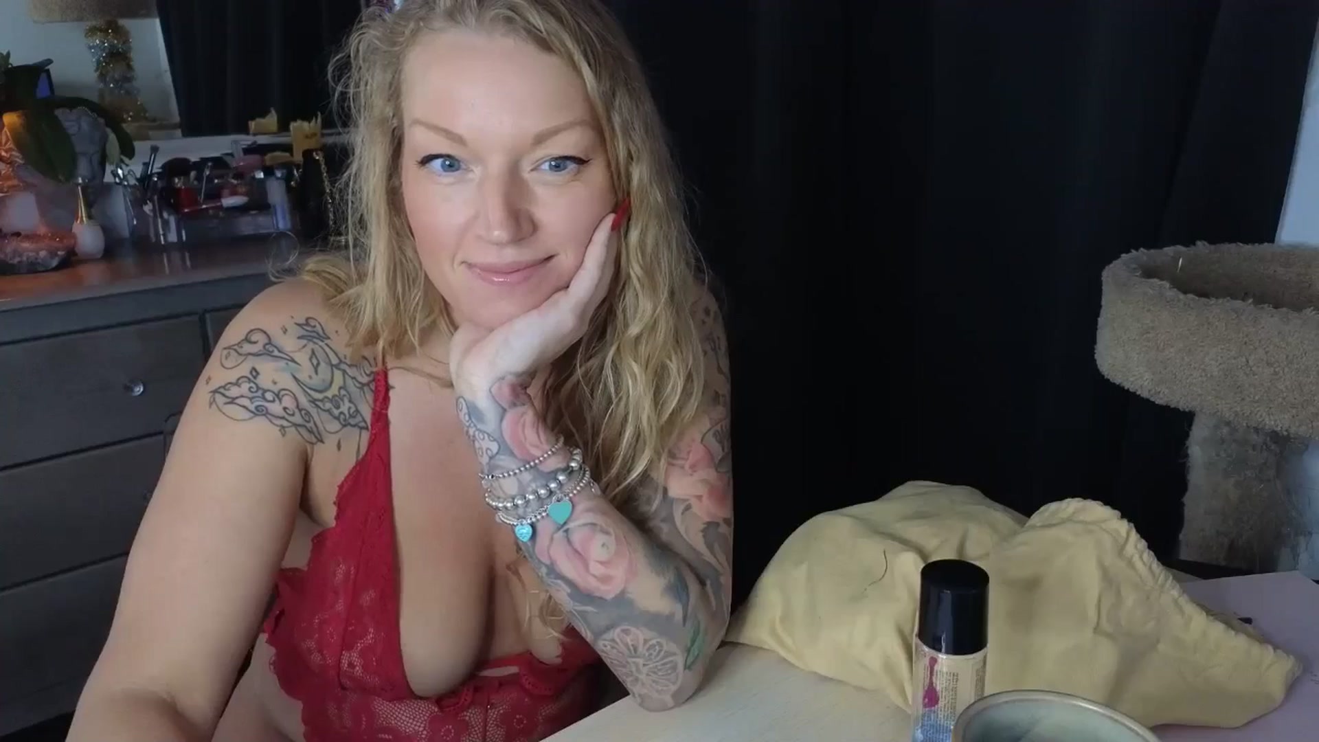 Gallery image thumbnail from EmilyEmbers's myfreecams stream on, 11/17/2025, 21:01 image 16 of 20