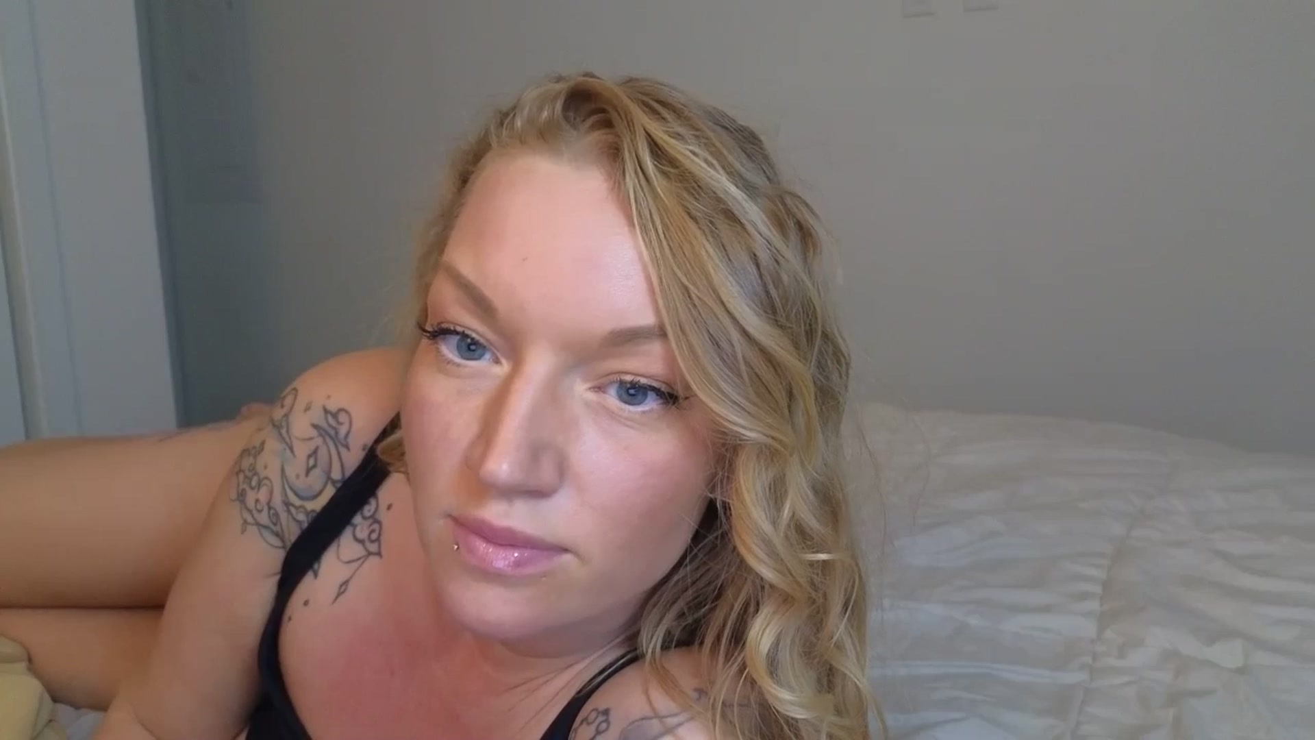 Gallery image thumbnail from EmilyEmbers's myfreecams stream on, 11/24/2025, 24:59 image 19 of 20