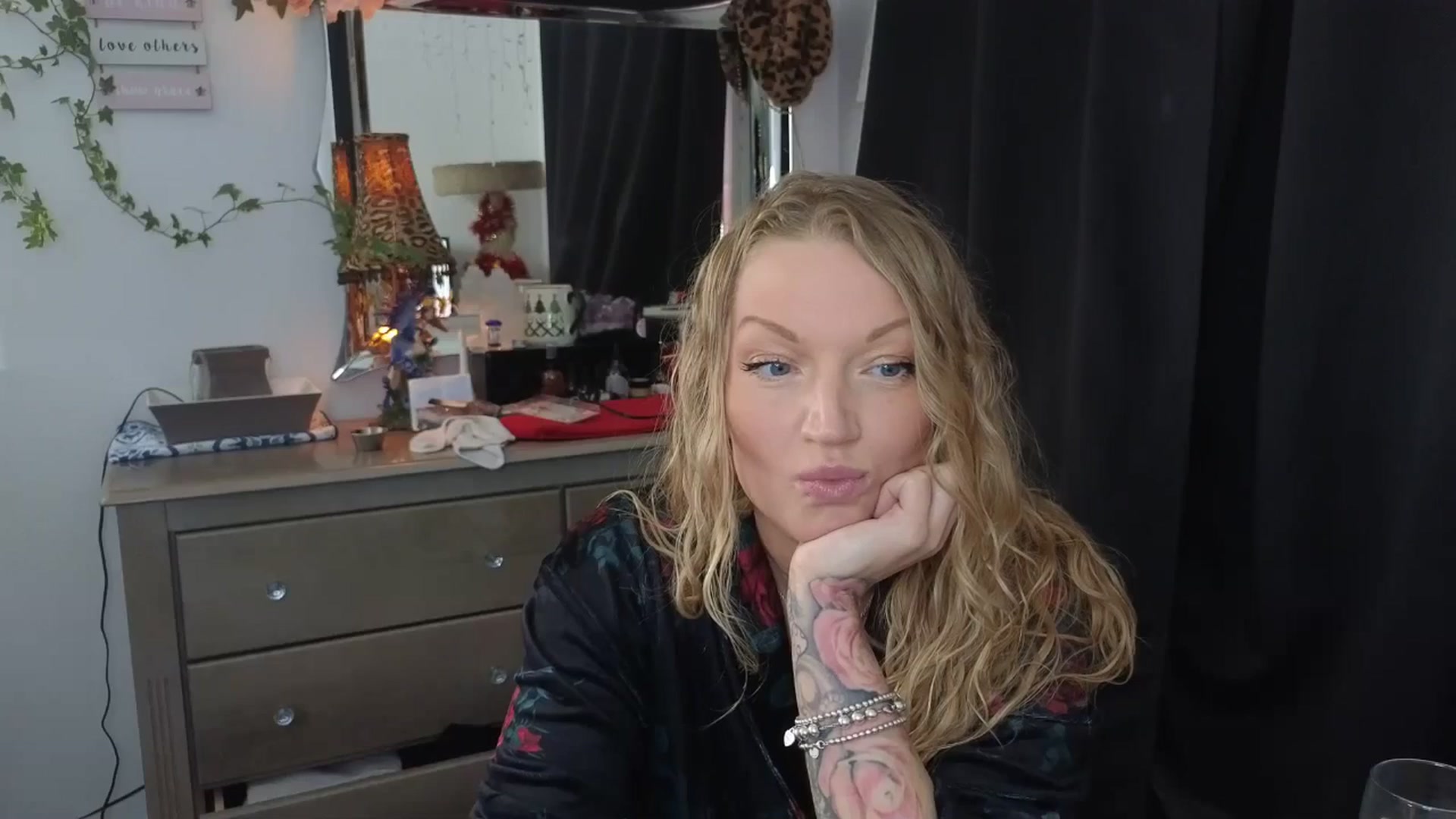 Gallery image thumbnail from EmilyEmbers's myfreecams stream on, 01/27/2026, 18:47 image 16 of 20