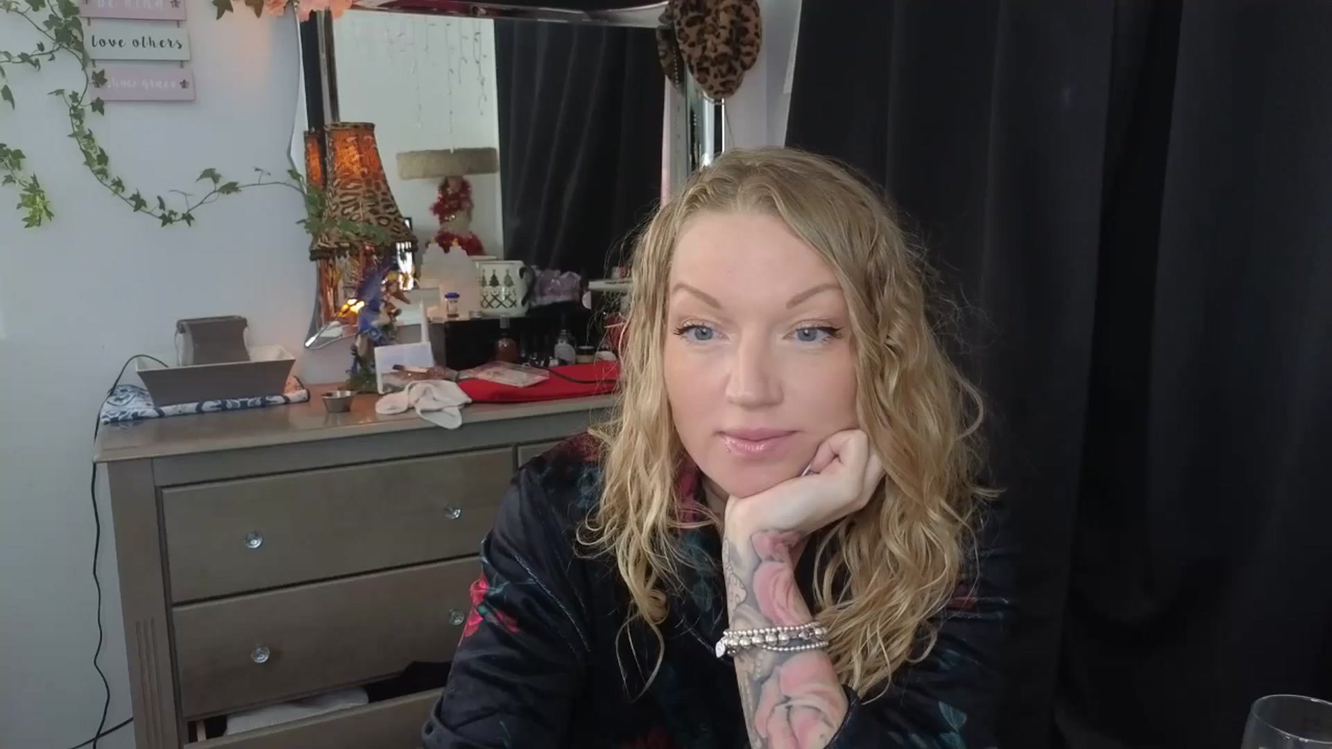 Gallery image thumbnail from EmilyEmbers's myfreecams stream on, 01/27/2026, 18:47 image 11 of 20