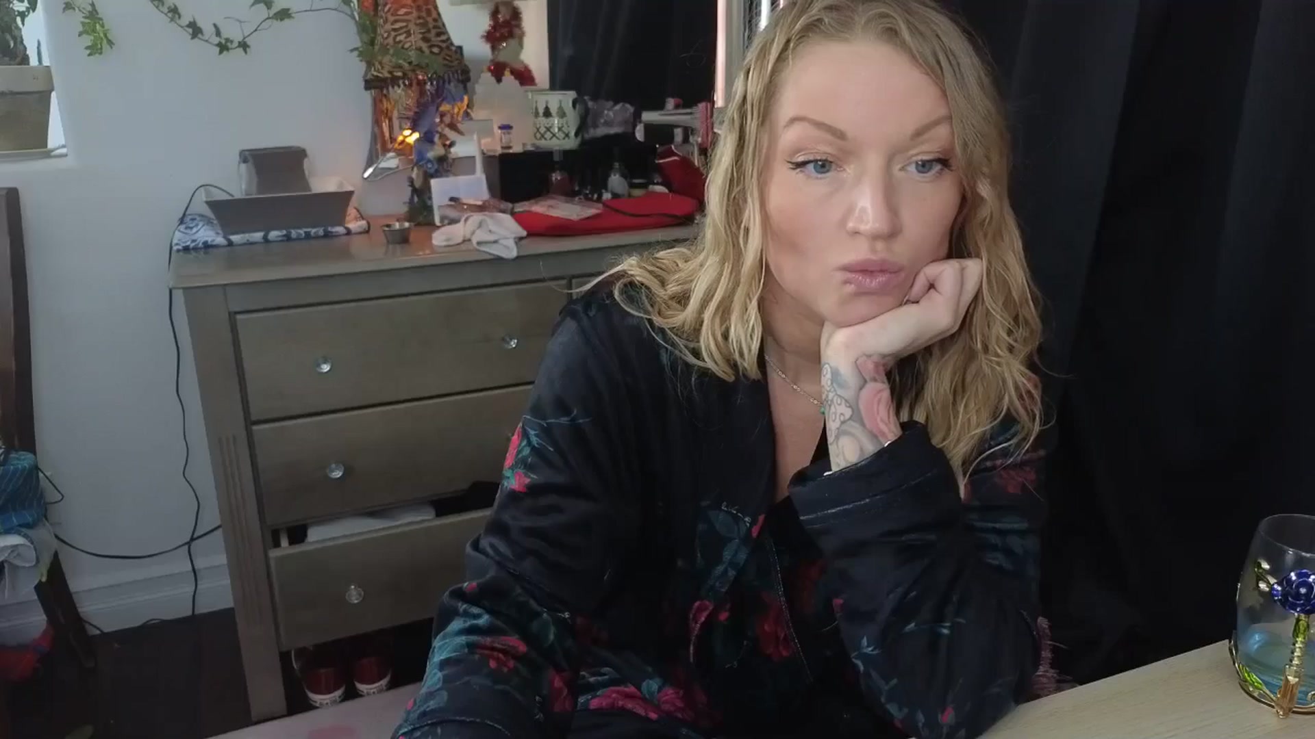 Gallery image thumbnail from EmilyEmbers's myfreecams stream on, 01/27/2026, 20:01 image 11 of 20