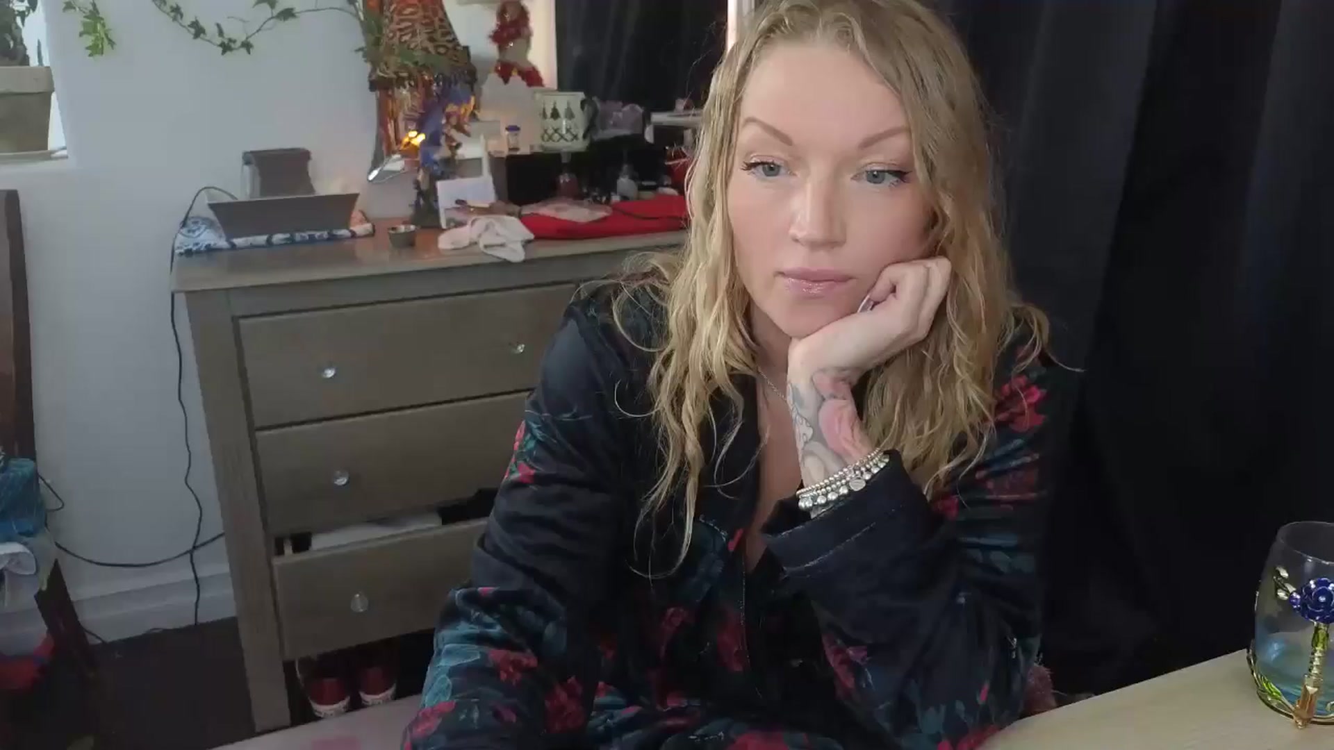 Gallery image thumbnail from EmilyEmbers's myfreecams stream on, 01/27/2026, 20:01 image 13 of 20