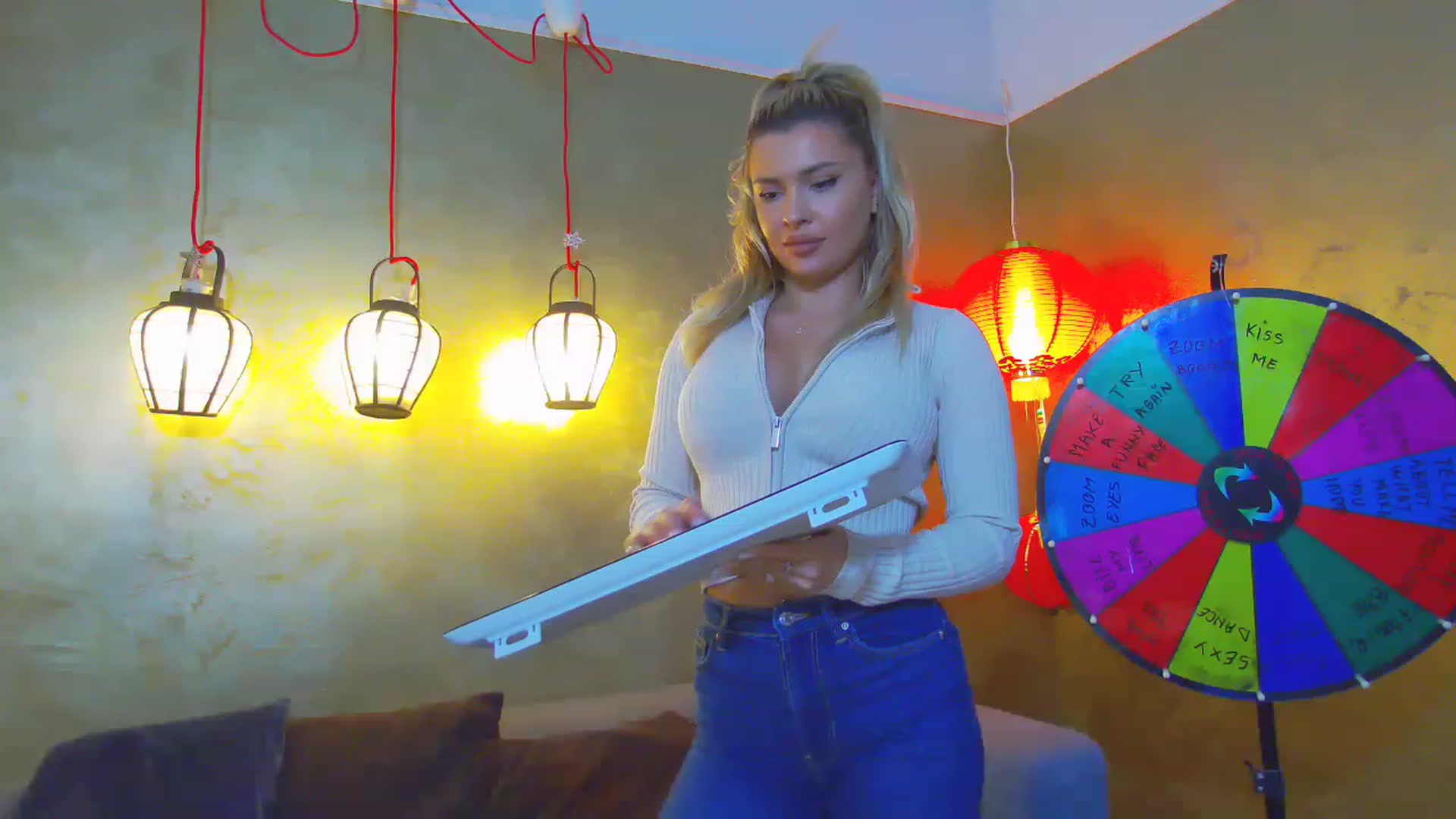Gallery image thumbnail from EmilyLax's myfreecams stream on, 05/10/2023, 14:31 image 6 of 20