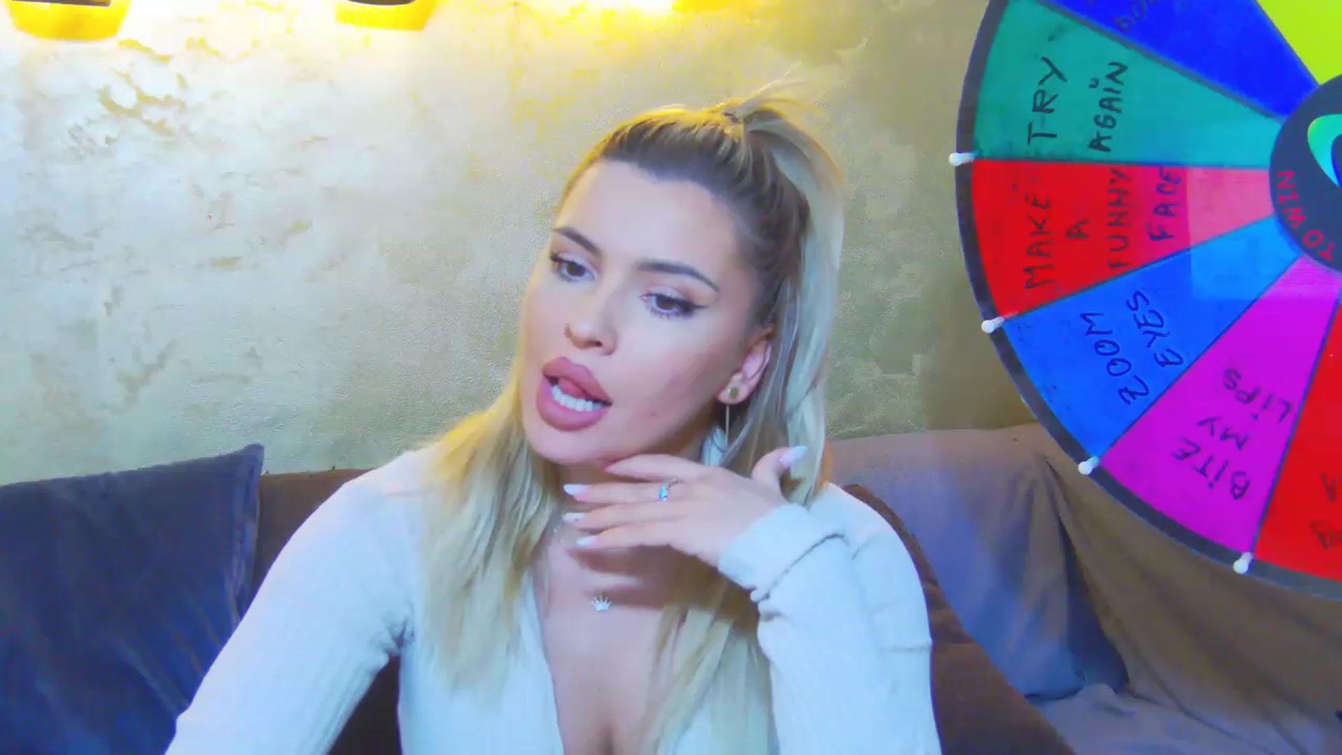 Gallery image thumbnail from EmilyLax's myfreecams stream on, 05/10/2023, 15:00 image 4 of 20