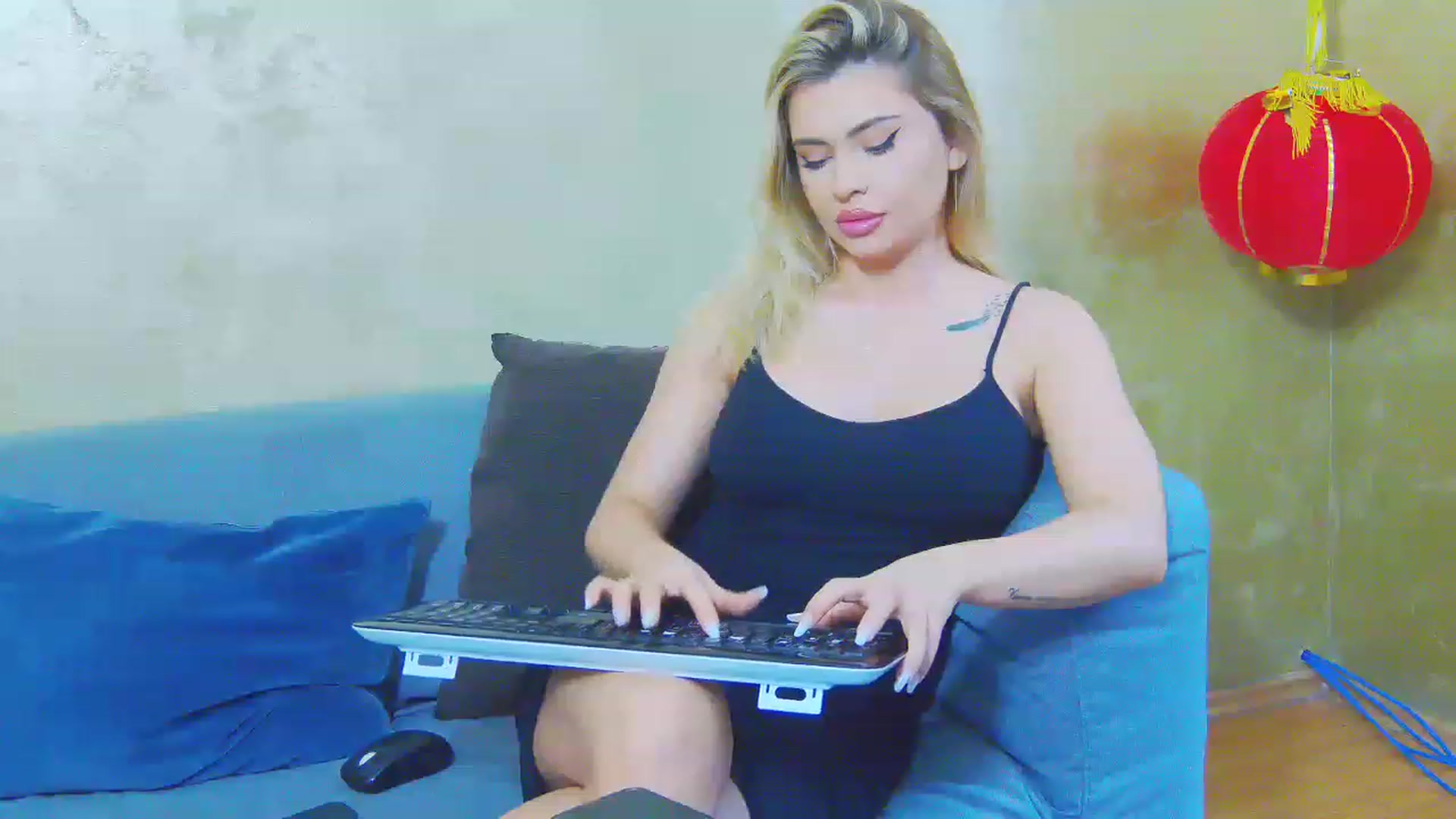 Gallery image thumbnail from EmilyLax's myfreecams stream on, 05/25/2023, 13:32 image 19 of 20