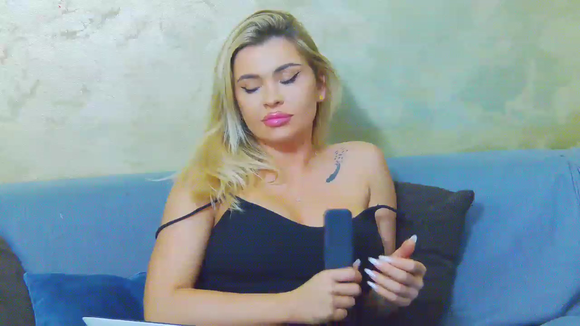 Gallery image thumbnail from EmilyLax's myfreecams stream on, 05/25/2023, 19:04 image 17 of 20