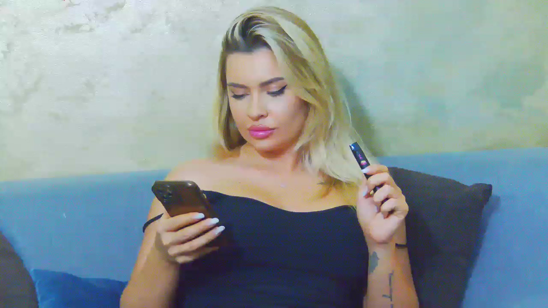 Gallery image thumbnail from EmilyLax's myfreecams stream on, 05/25/2023, 19:04 image 13 of 20