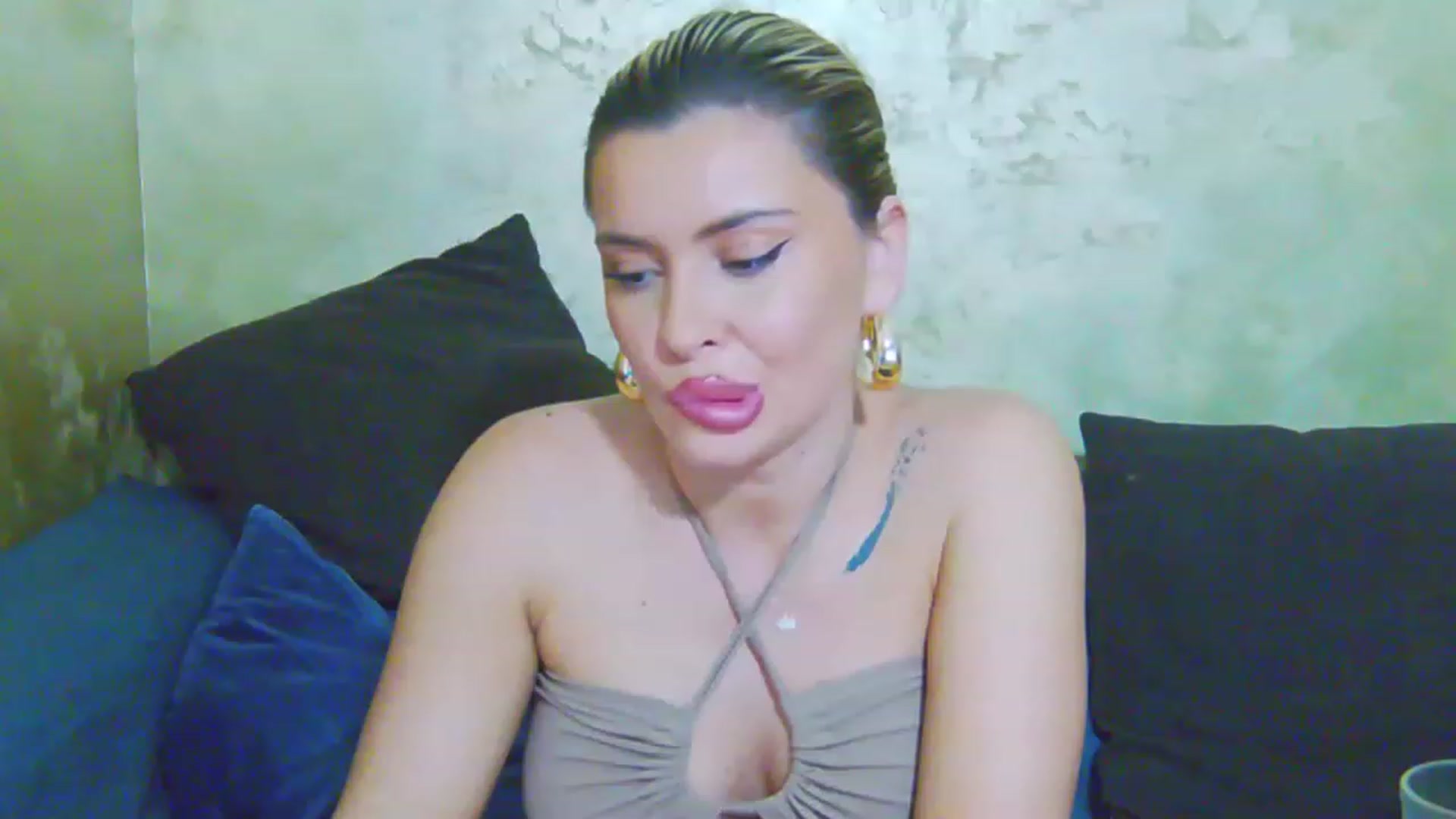 Gallery image thumbnail from EmilyLax's myfreecams stream on, 06/08/2023, 17:20 image 2 of 20