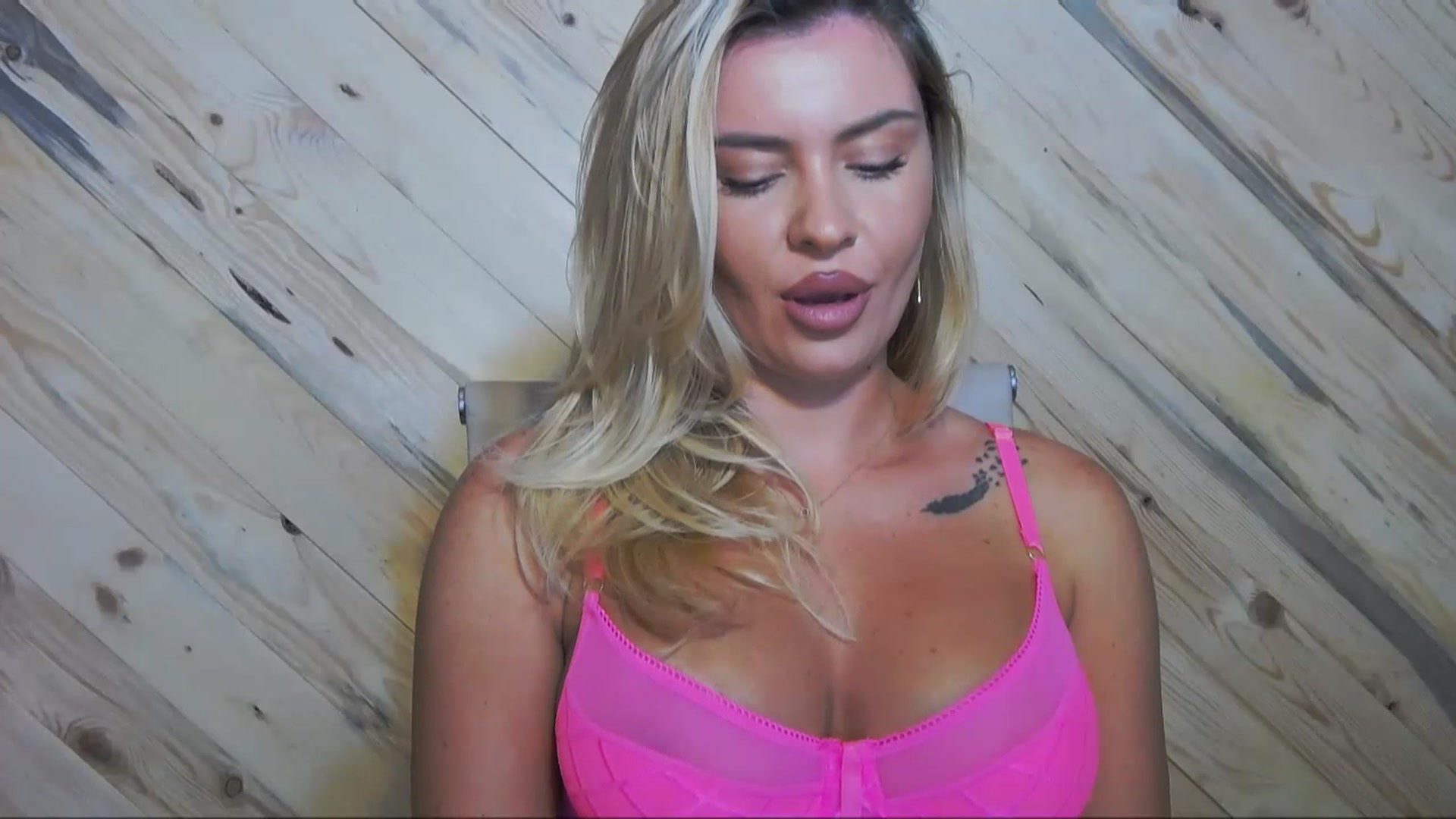 Gallery image thumbnail from EmilyLax's myfreecams stream on, 07/12/2023, 16:51 image 12 of 20