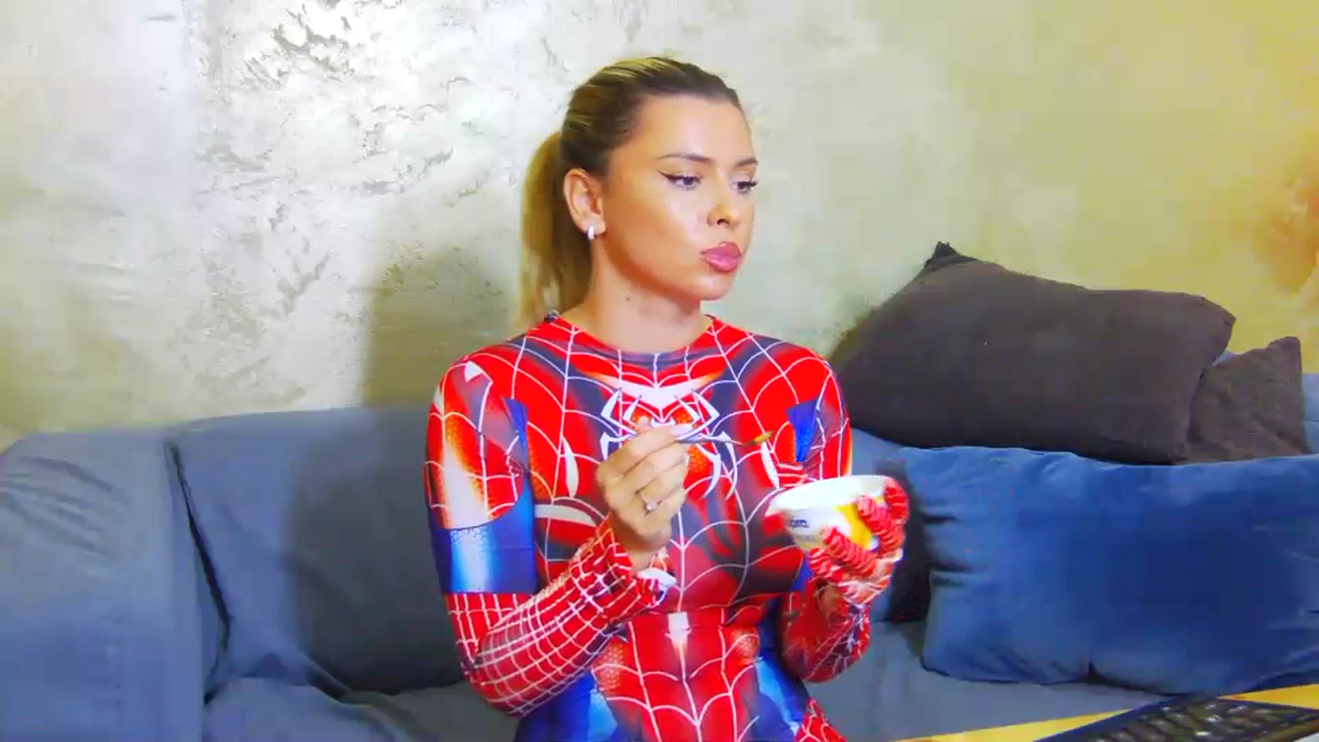 Gallery image thumbnail from EmilyLax's myfreecams stream on, 07/19/2023, 18:39 image 6 of 20