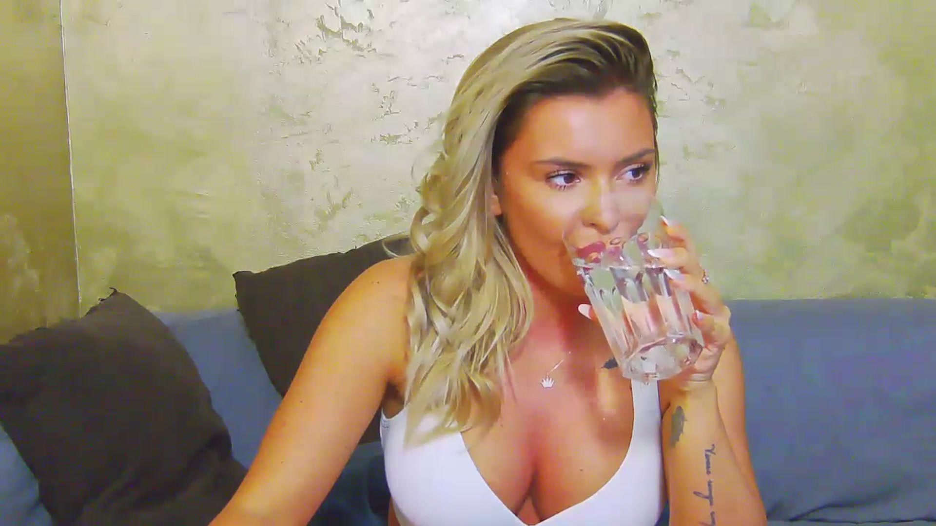 Gallery image thumbnail from EmilyLax's myfreecams stream on, 07/21/2023, 15:43 image 3 of 20