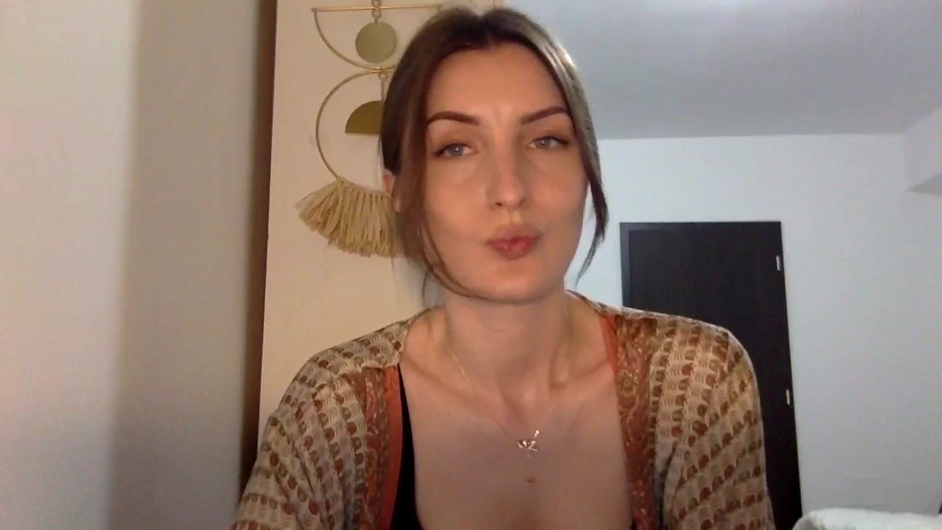 Gallery image thumbnail from EmilyNParis's myfreecams stream on, 05/18/2024, 19:53 image 11 of 20