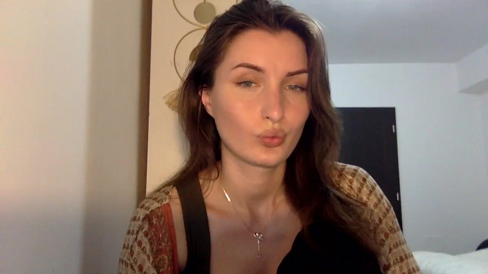 Gallery image thumbnail from EmilyNParis's myfreecams stream on, 05/19/2024, 21:13 image 18 of 20